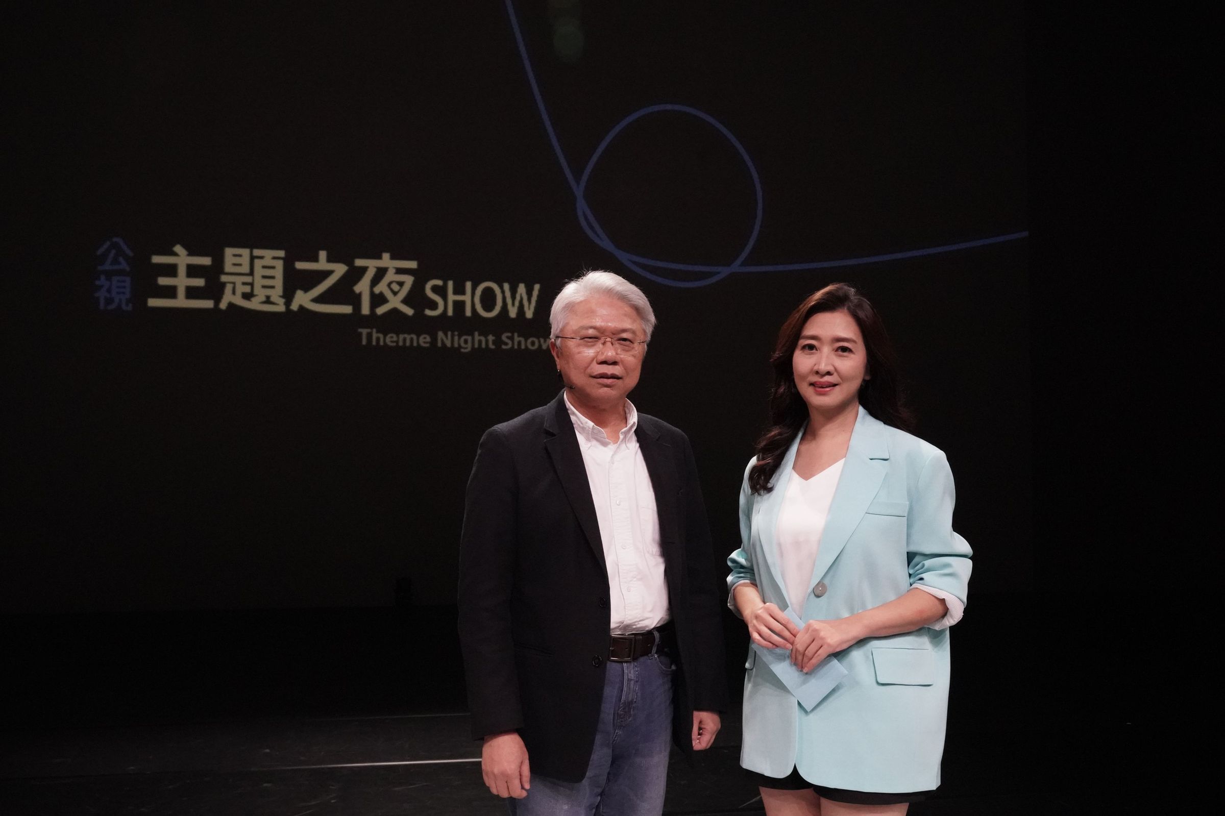 本週五《公視主題之夜SHOW》主題論壇由精神科醫師鄧惠文（右）主持，邀政大哲學系教授李維倫（左）參與討論。（公視提供）