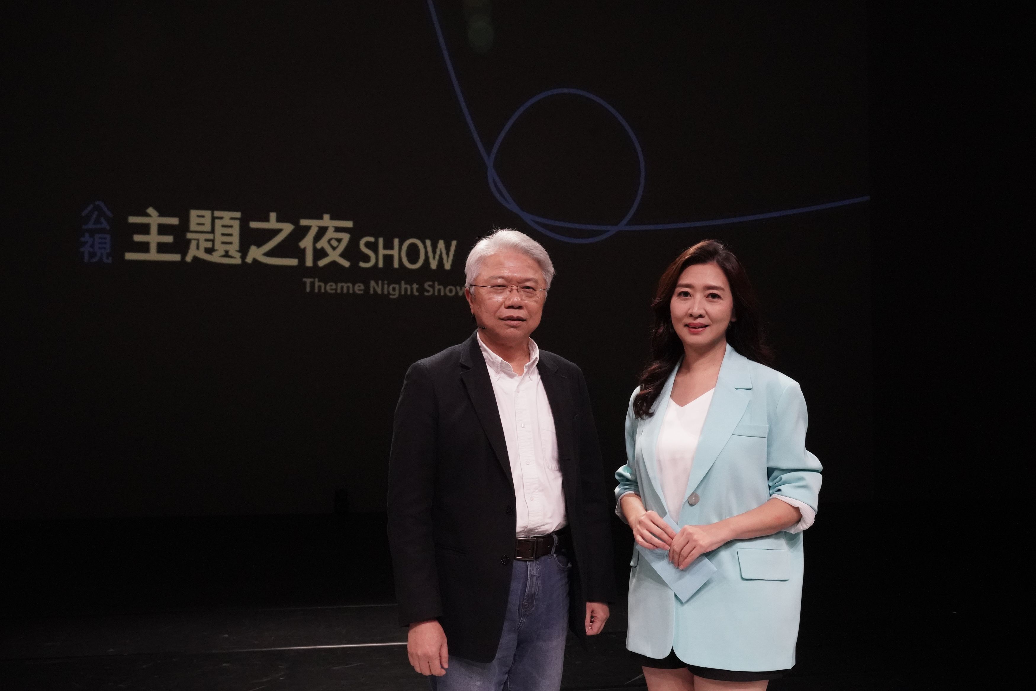 本週五《公視主題之夜SHOW》主題論壇由精神科醫師鄧惠文(右)主持,邀政大哲學系教授李維倫(左)參與討論。(公視提供)
