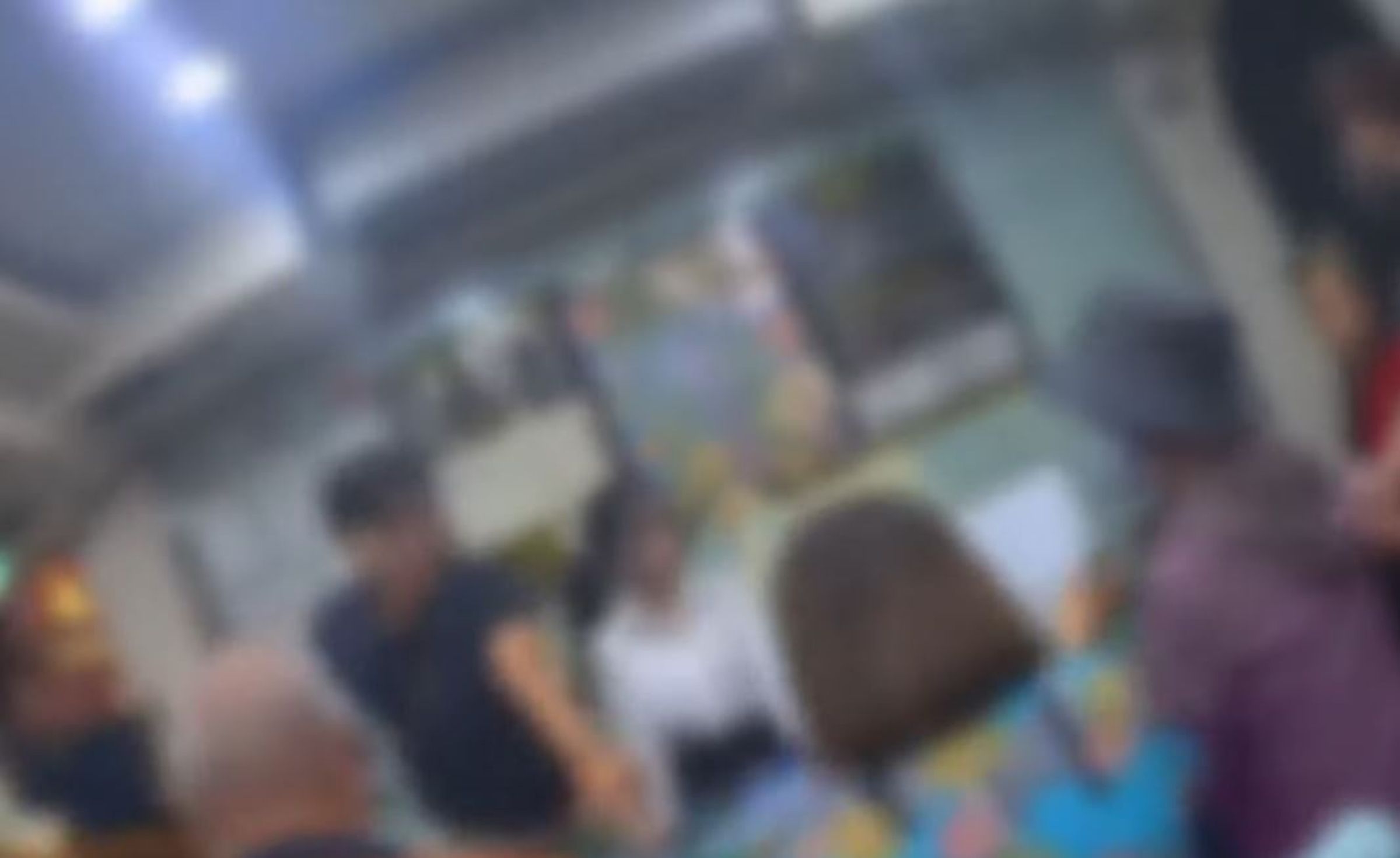 警破獲以棋牌社包裝的賭場逮捕29人，包含OL美女荷官。（翻攝畫面）