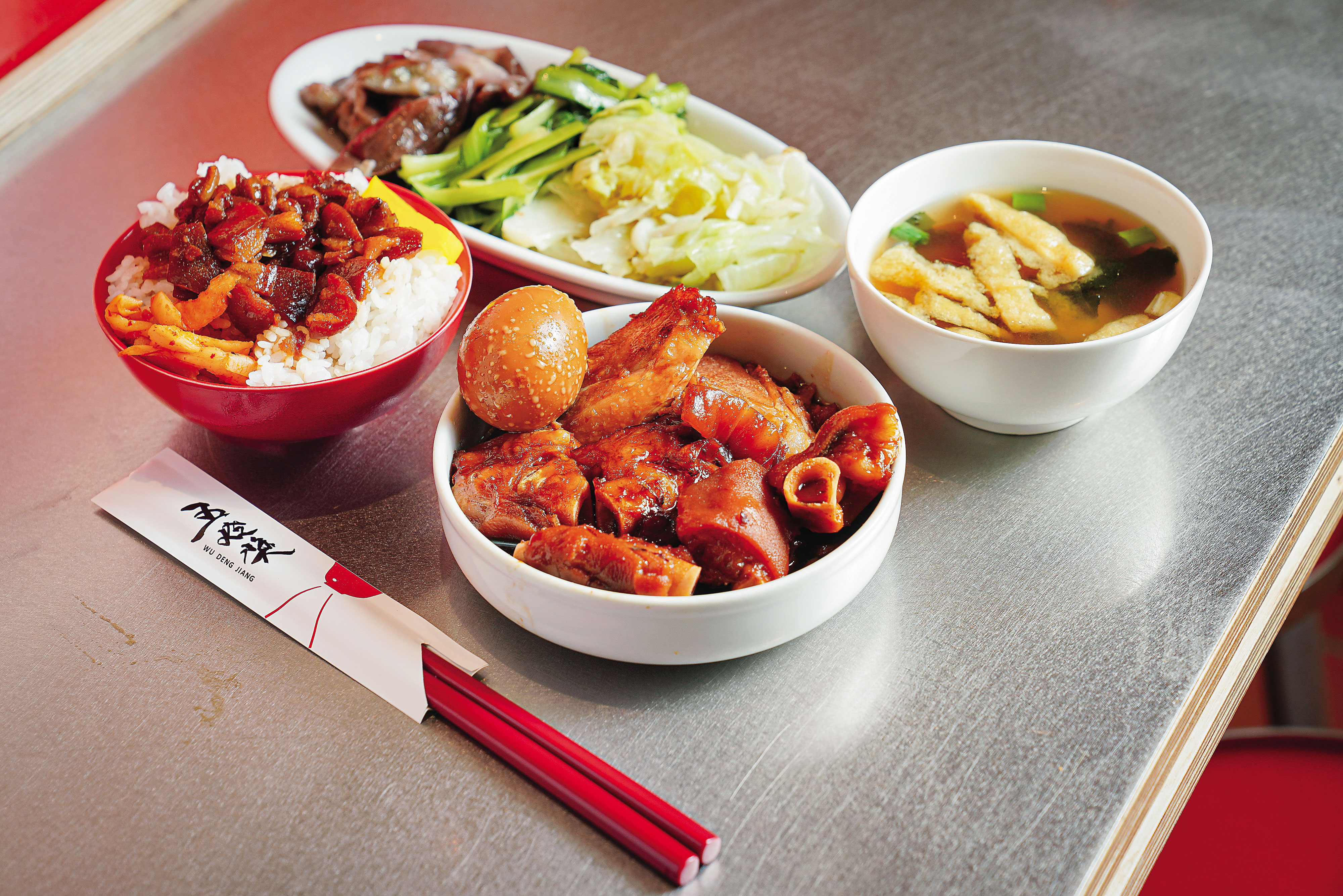 五燈獎的豬腳跟滷肉飯，是鎮店之寶。（自強店240元／套）