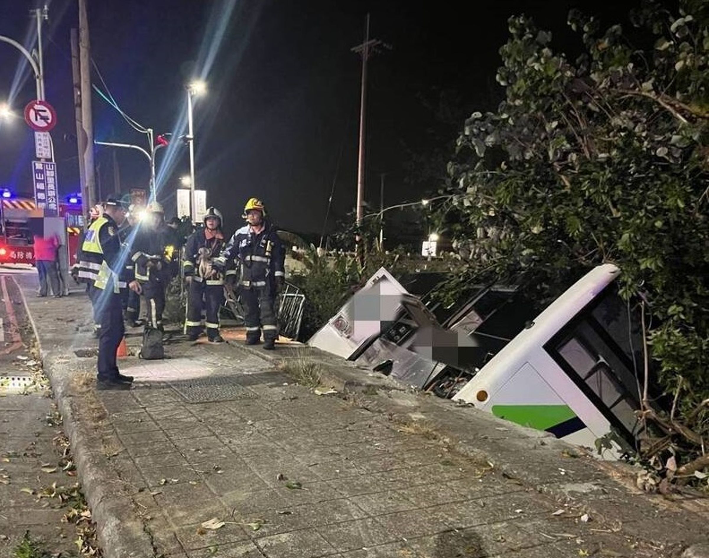 台中市龍井區27日晚間發生公車墜落邊坡事故，釀成2傷。（翻攝畫面）
