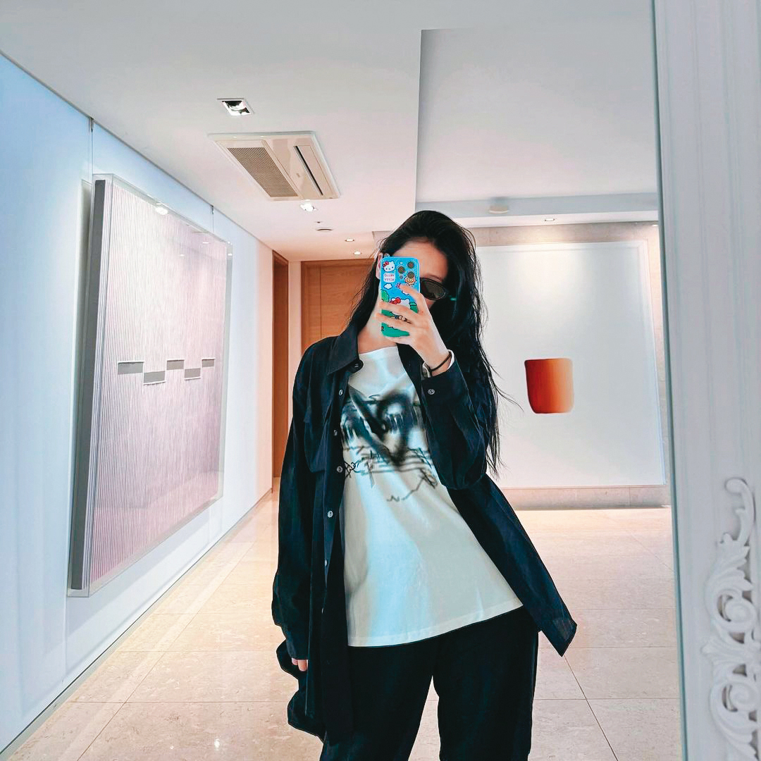 Jisoo私下也是橢圓框太陽眼鏡的愛好者。(翻攝自Jisoo IG)