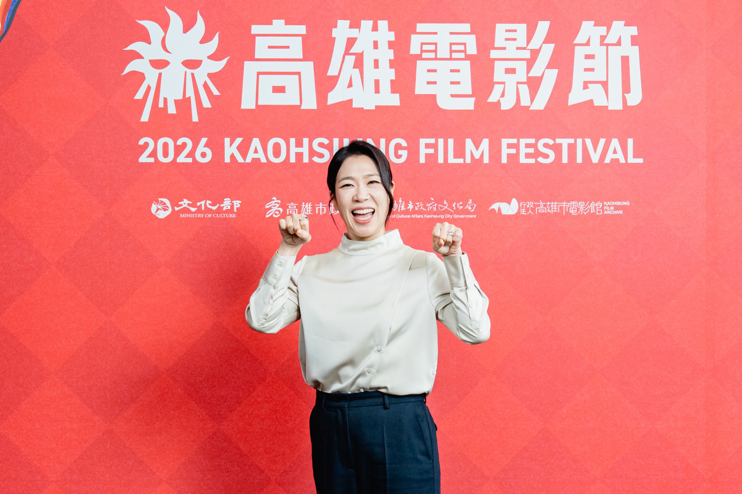 廉惠蘭興奮擺出「抓馬」手勢，展現親切魅力，私下更搞笑哀怨至今還沒吃到芒果冰。（高雄電影節提供）