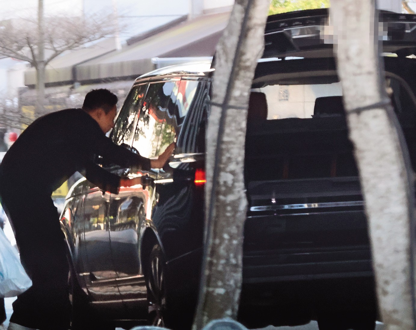 3月12日，司機載著汪小菲女兒和他會合，還沒上車汪小菲就熱情地和她打招呼。