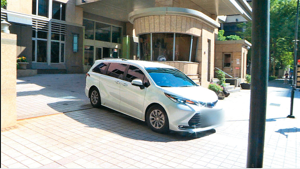 柯文哲2日直奔郭台銘位於台北市信義區精華地段的住宅，大啖地瓜粥，展現兩人密切聯繫。