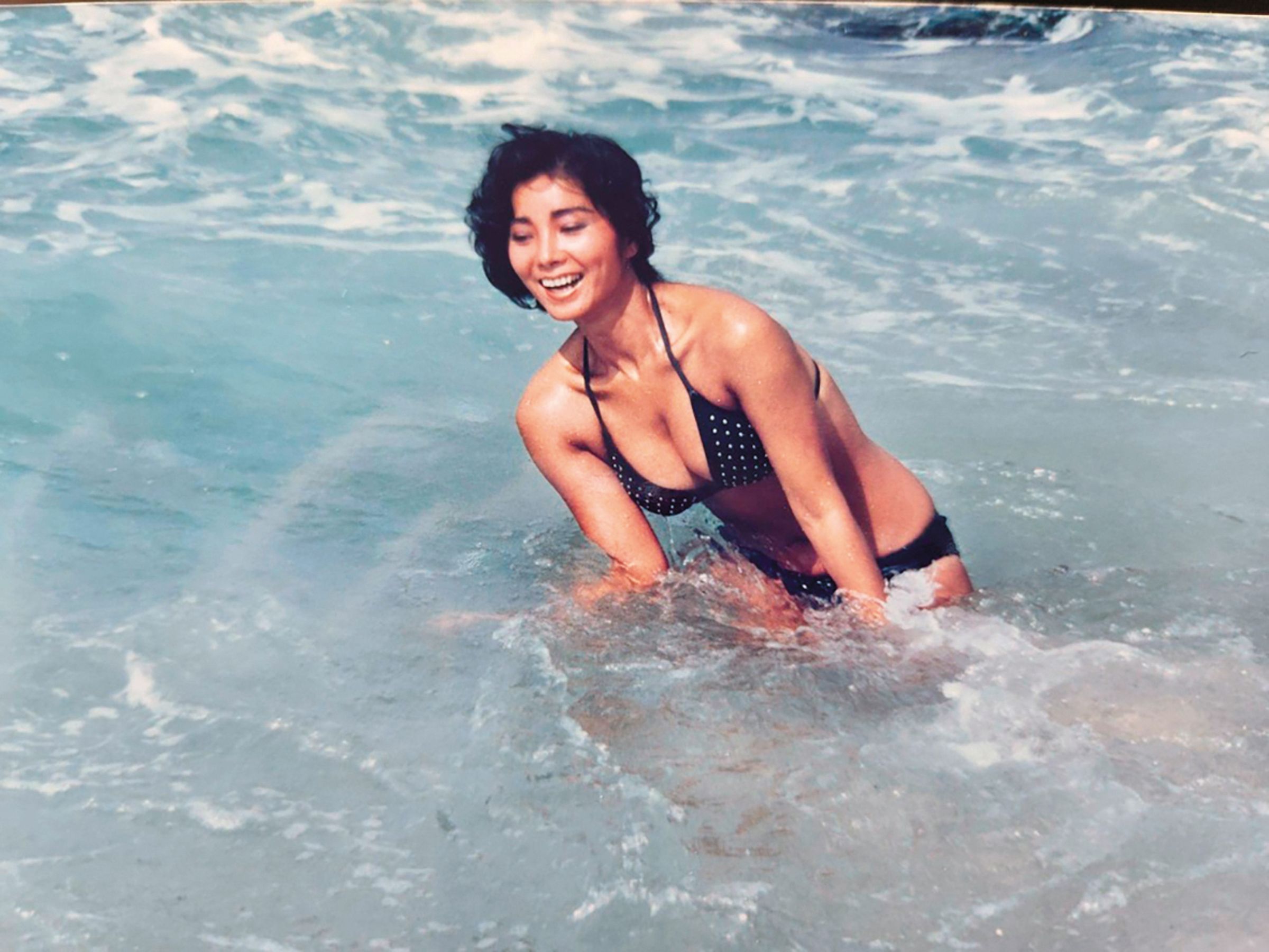 陳美鳳曬出二十多歲時拍攝的泳裝照,太「黑皮」了!(翻攝自陳美鳳臉書)