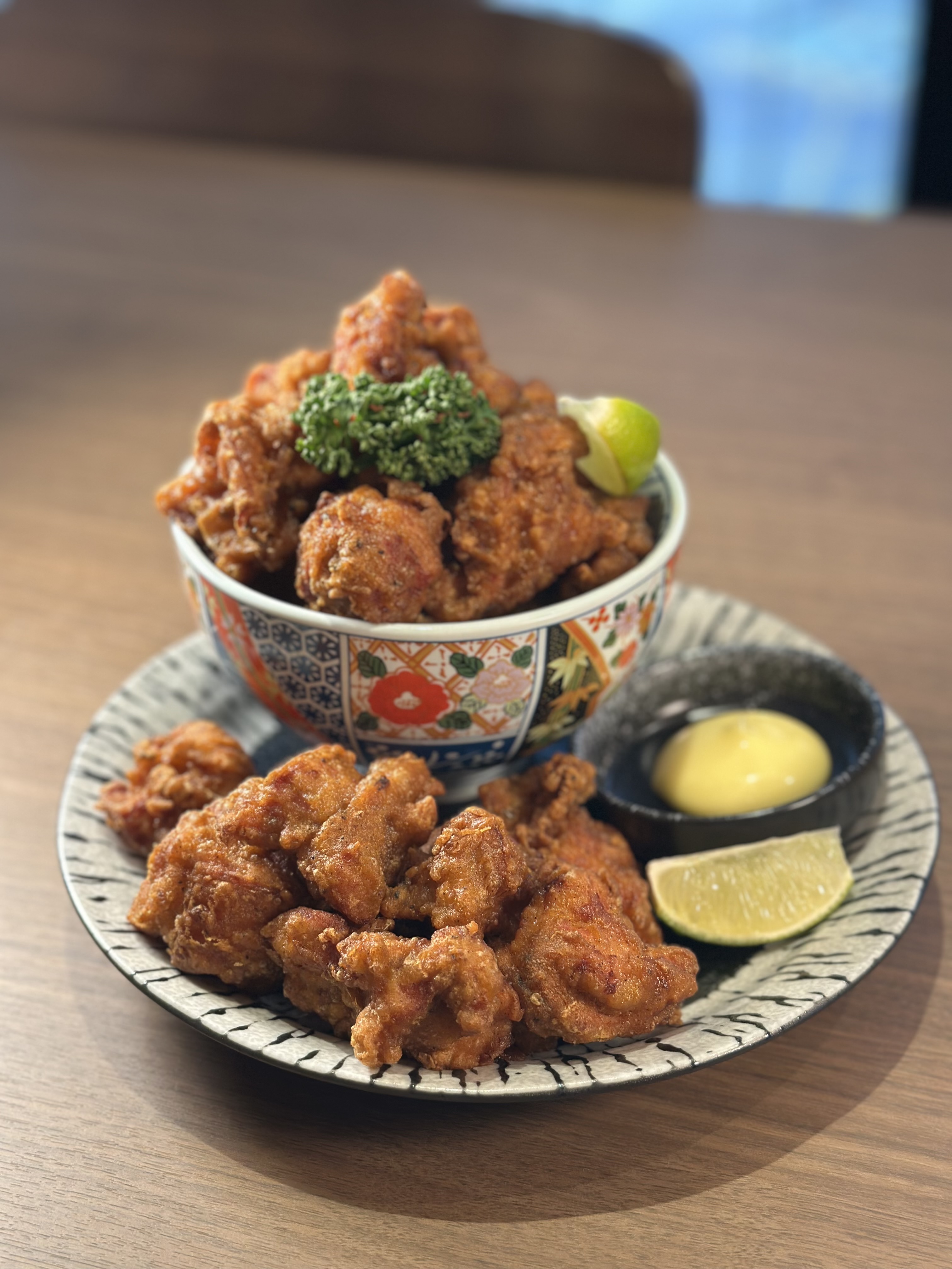 「筑前屋唐揚炸雞滿腹」分量十足，炸雞擠點檸檬汁或沾美乃滋，比較不會膩口。（560元／份）