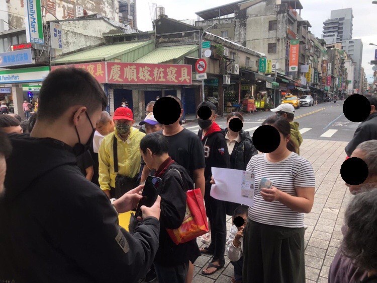 網友透露，家人在龍山寺附近直擊有數名年輕人主導「買賣個資」的攤位。（Threads@1234jjjjjmy.222授權提供）