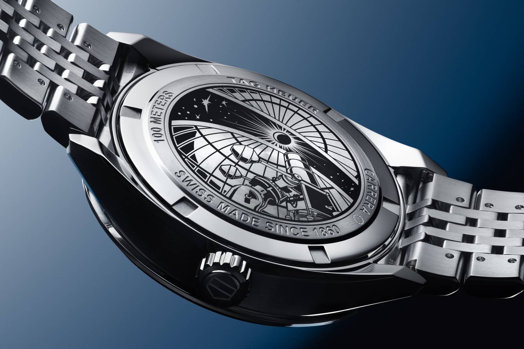 背蓋刻有天文觀測台圖騰，呼應 TAG HEUER自 1962 年參與太空任務的歷史，並延伸為清楚可讀的當代表現。