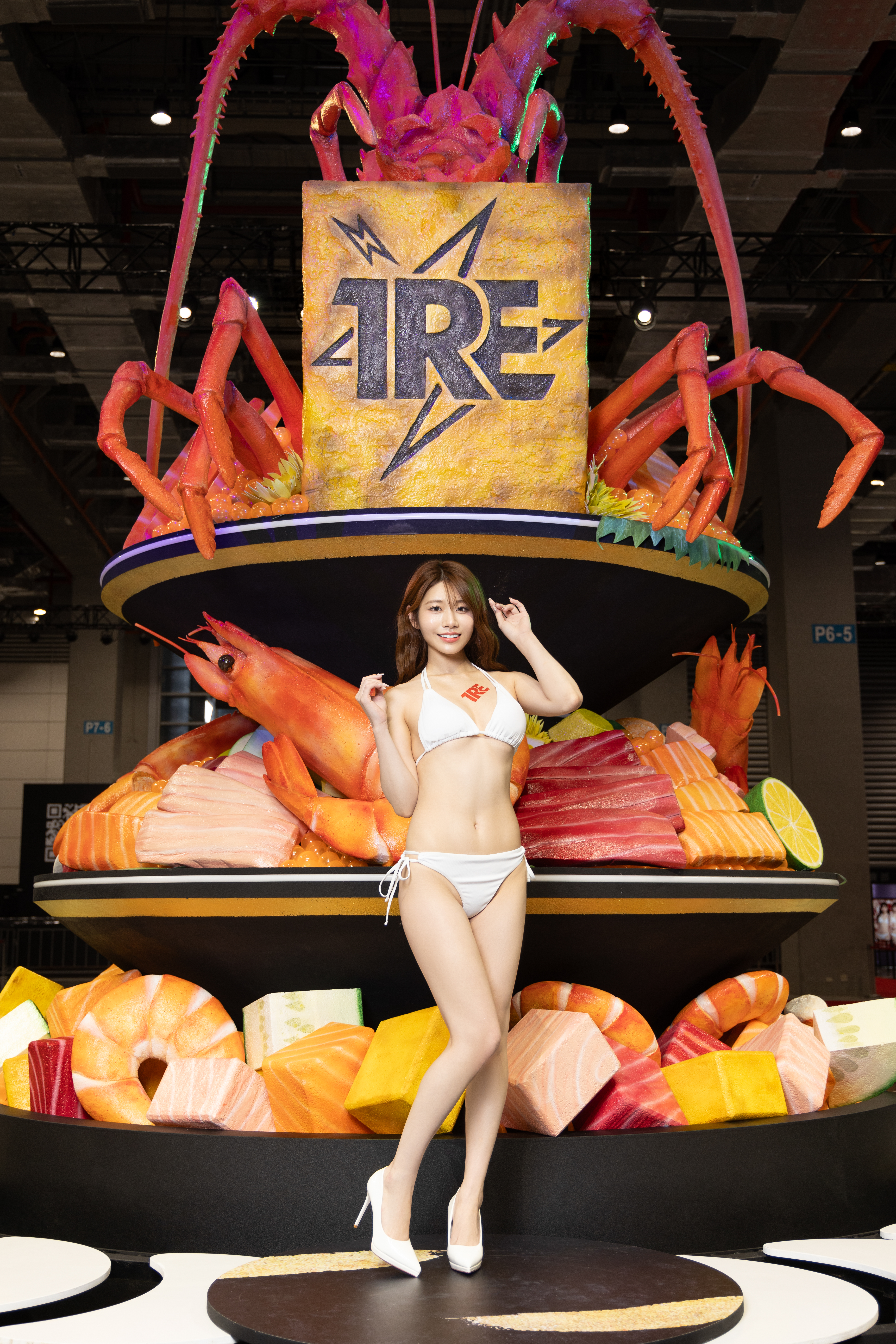 河北彩伽搶先換上比基尼，與海鮮丼飯旋轉舞台合照。（TRE提供）
