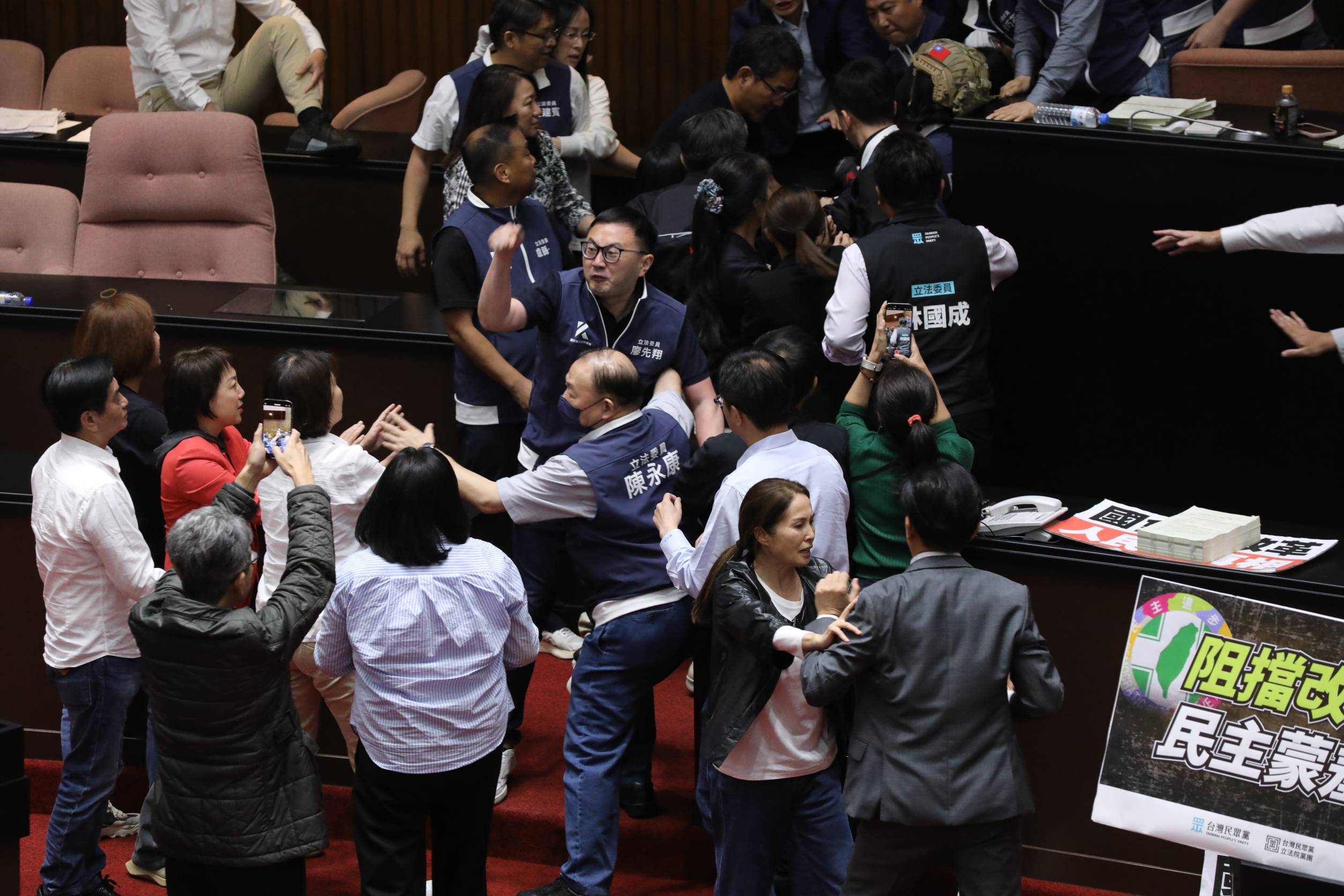 藍委廖先翔昨在議場內與綠委衝突,今早仍參加太平島考察行程。