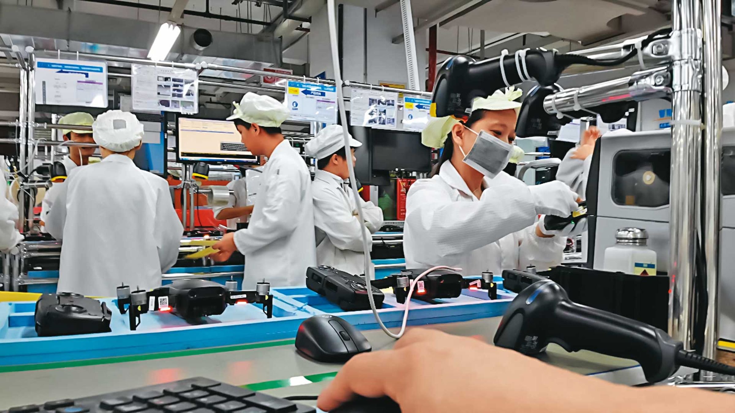 中國業者大疆主導無人機市場，全球占有率高達7成，圖為大疆無人機生產線。（翻攝大疆YouTube）