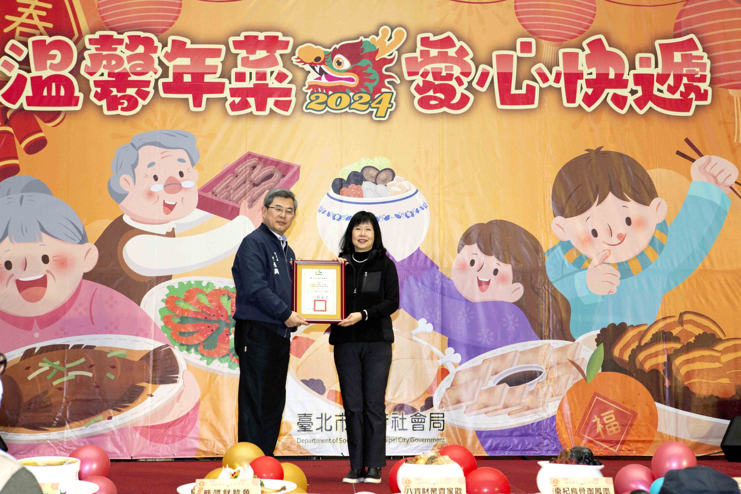 永慶基金會連續10年響應活動,由臺北市政府祕書長李泰興(左)頒發感謝狀,副執行長林麗華(右)代表接受。(永慶房產集團提供)