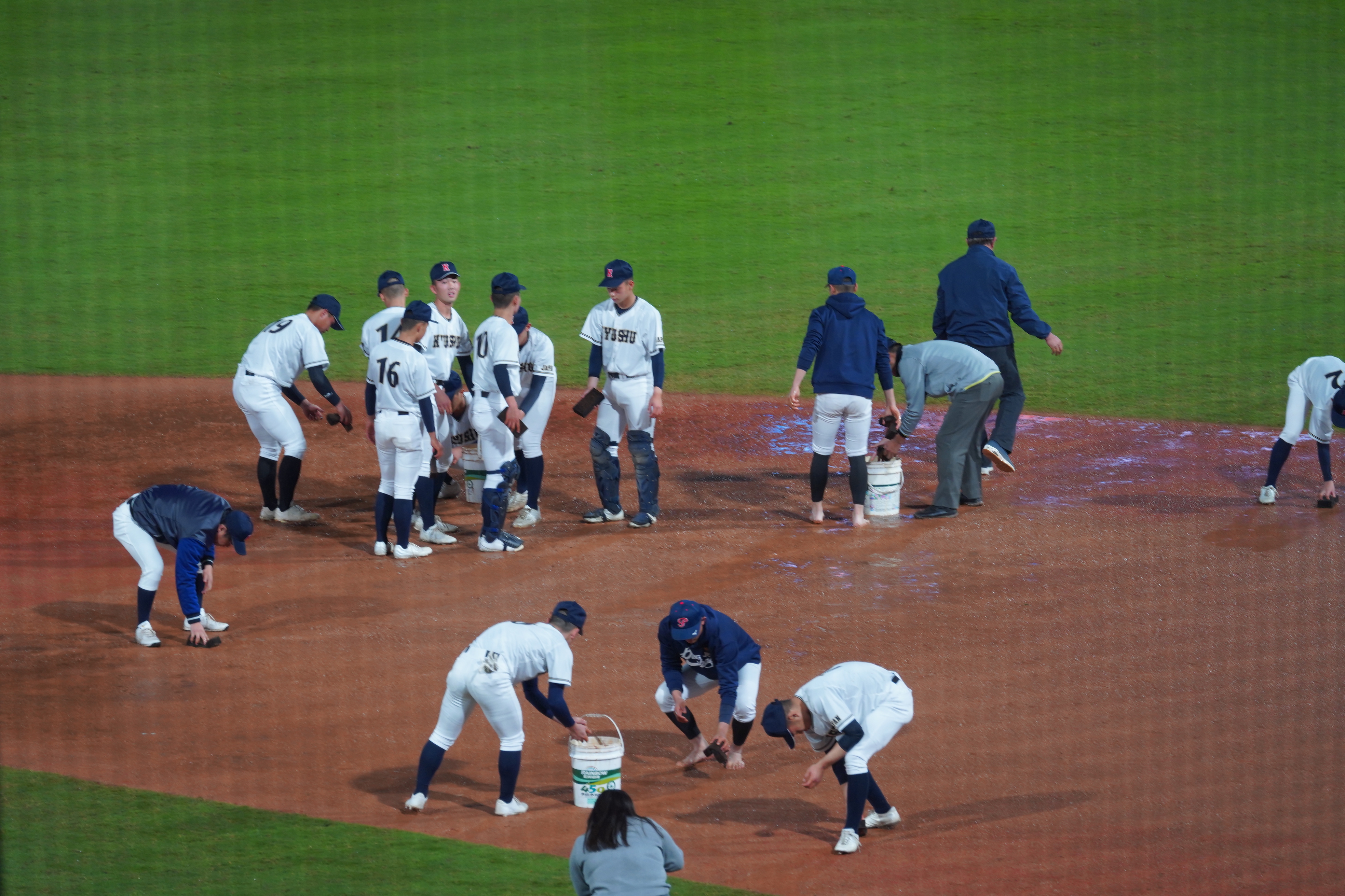 晚場平鎮高中出戰九州聯隊賽事因雨延後，為了順利開打，兩隊球員主動上場協助吸水整理場地，充分展現中信盃黑豹旗及日本甲子園的棒球精神，獲得球迷滿堂喝采。（中國信託商業銀行提供）
