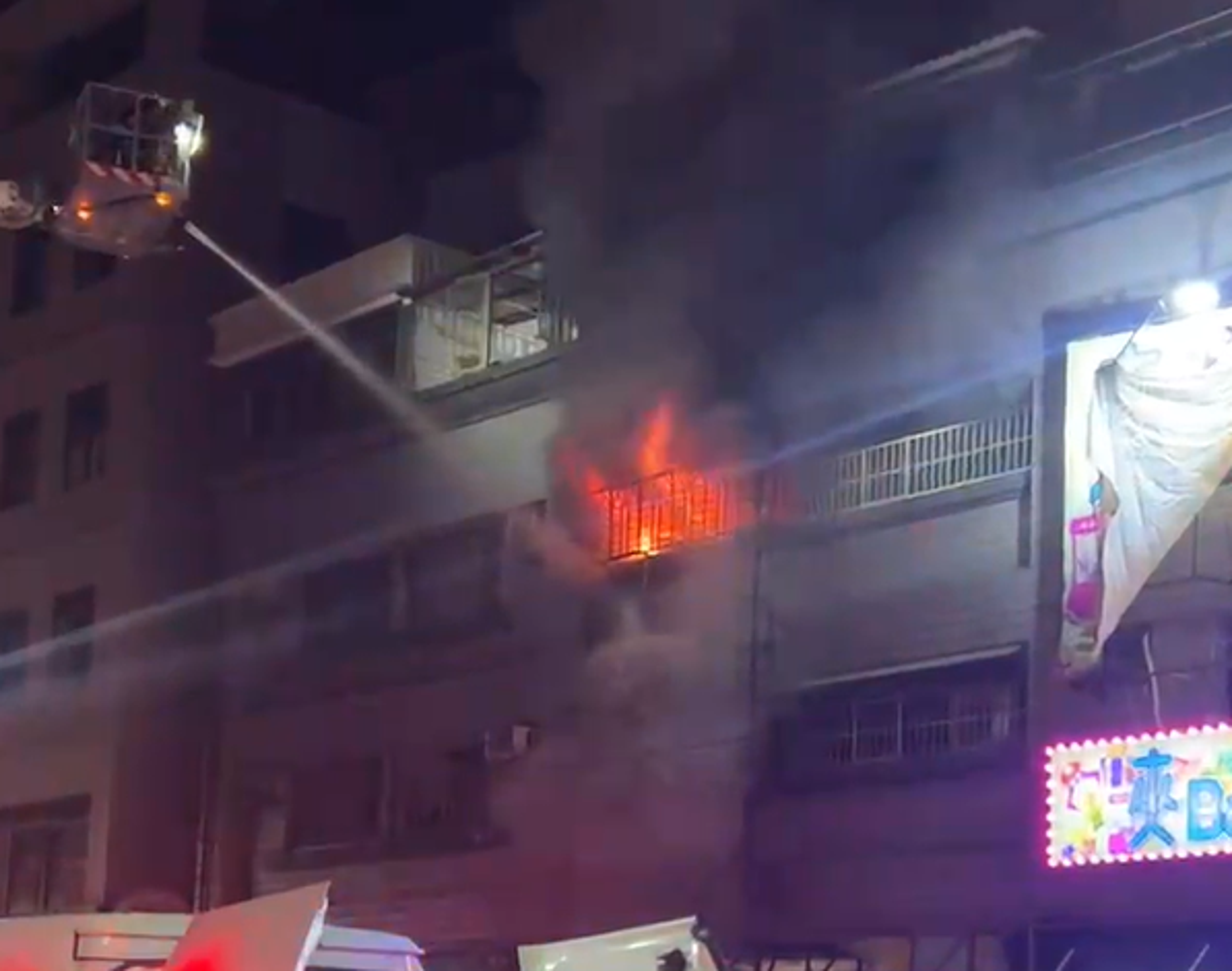 高雄市三民區中鼎路一棟大樓7日凌晨失火,奪走4條人命。(翻攝記者爆料網)