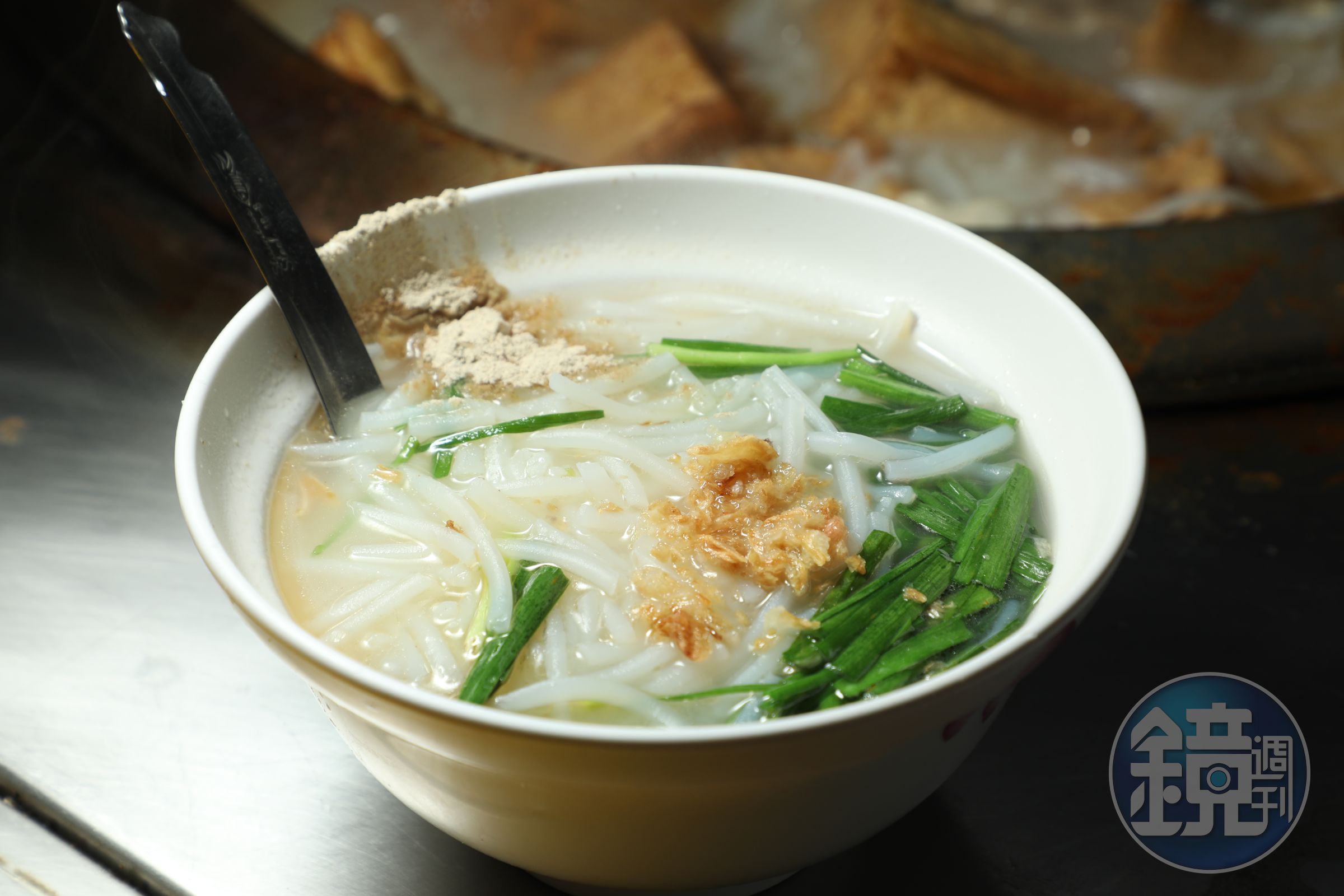 桃園南門市場的這碗「米粉湯」,吸足匯集豬肉與內臟精華的鮮甜味。(45元/碗)