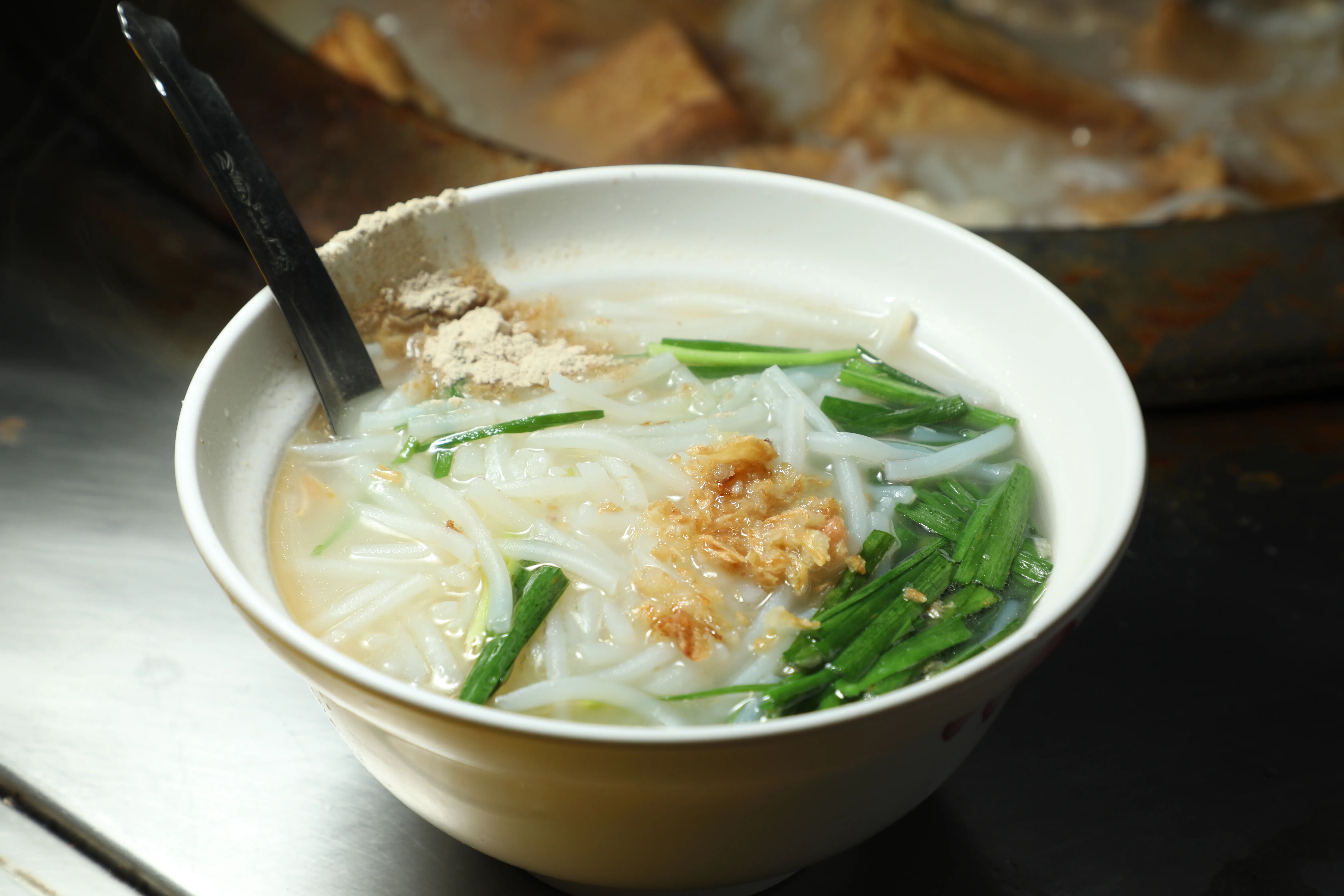 桃園南門市場的這碗「米粉湯」，吸足匯集豬肉與內臟精華的鮮甜味。（45元／碗）