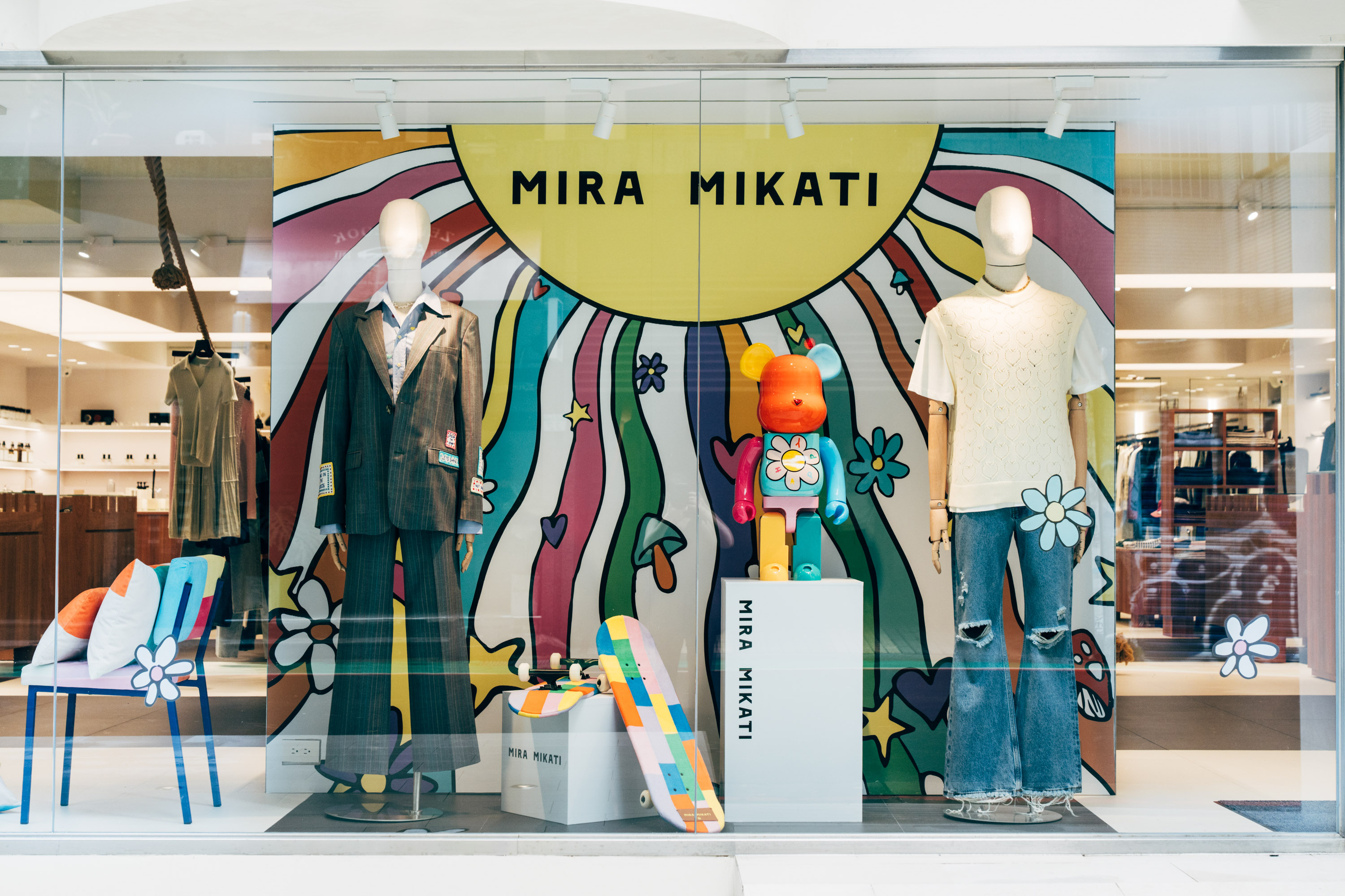 ARTIFACTS x MIRA MIKATI獨家限定快閃店櫥窗充滿歡樂感,聯名公仔最是吸睛。(ARTIFACTS提供)