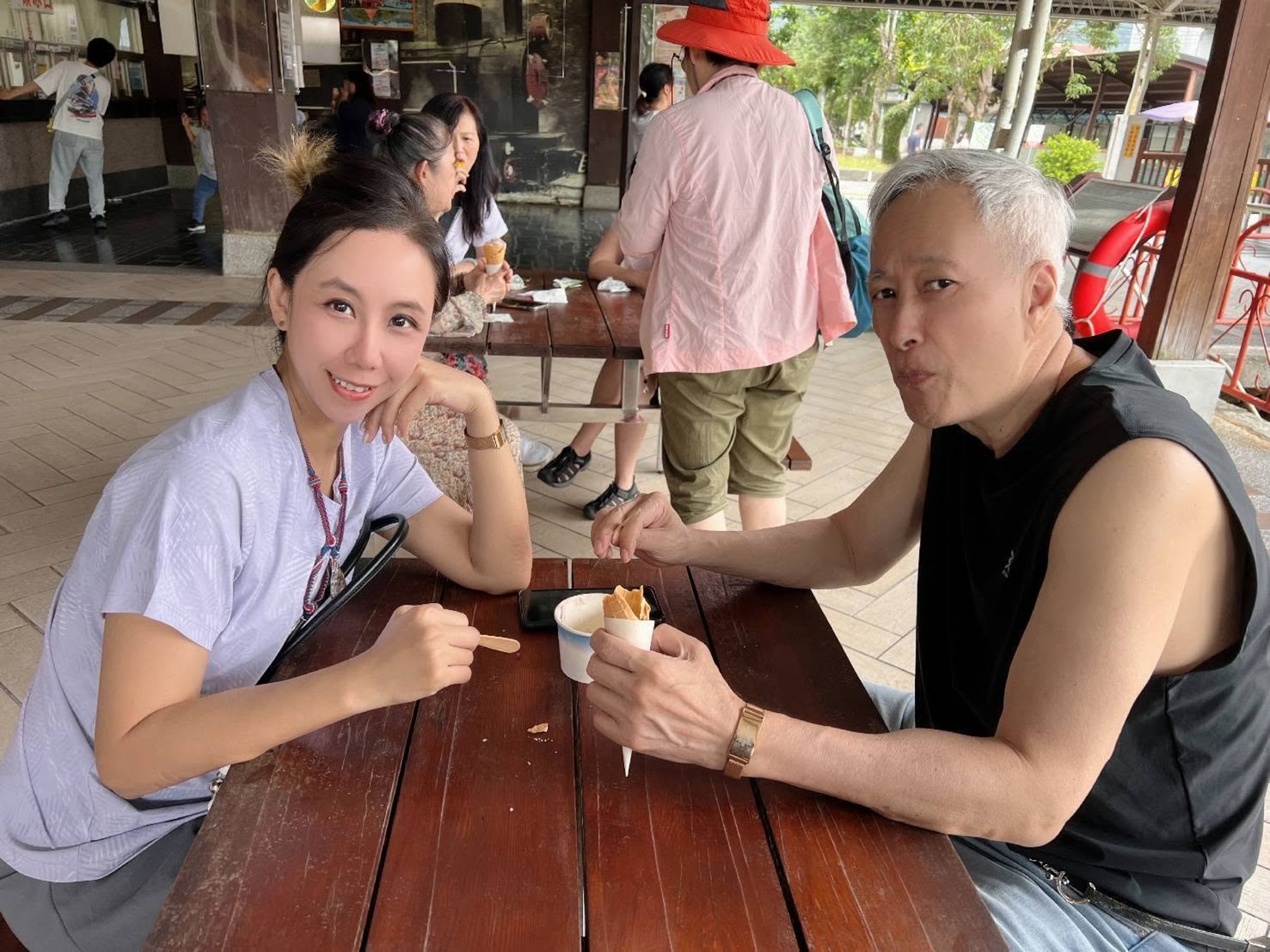 姜厚任近期時常分享和女友到處吃喝玩耍的畫面。臉書