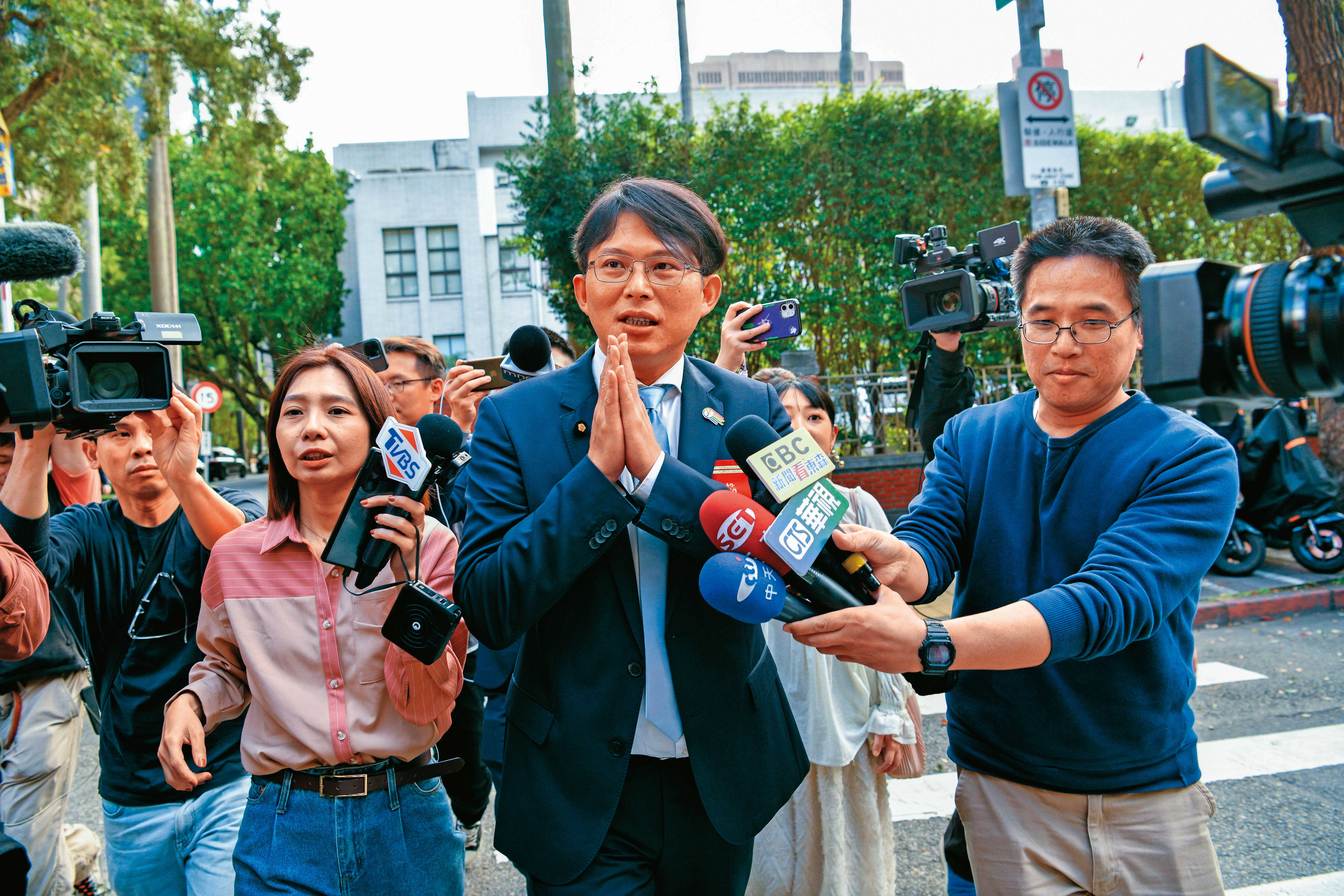 針對鄭先生指控，黃國昌（圖）受訪回應，認為這種私人之間契約上的糾紛，就交給法院判決就好，沒必要透過媒體報導來處理。