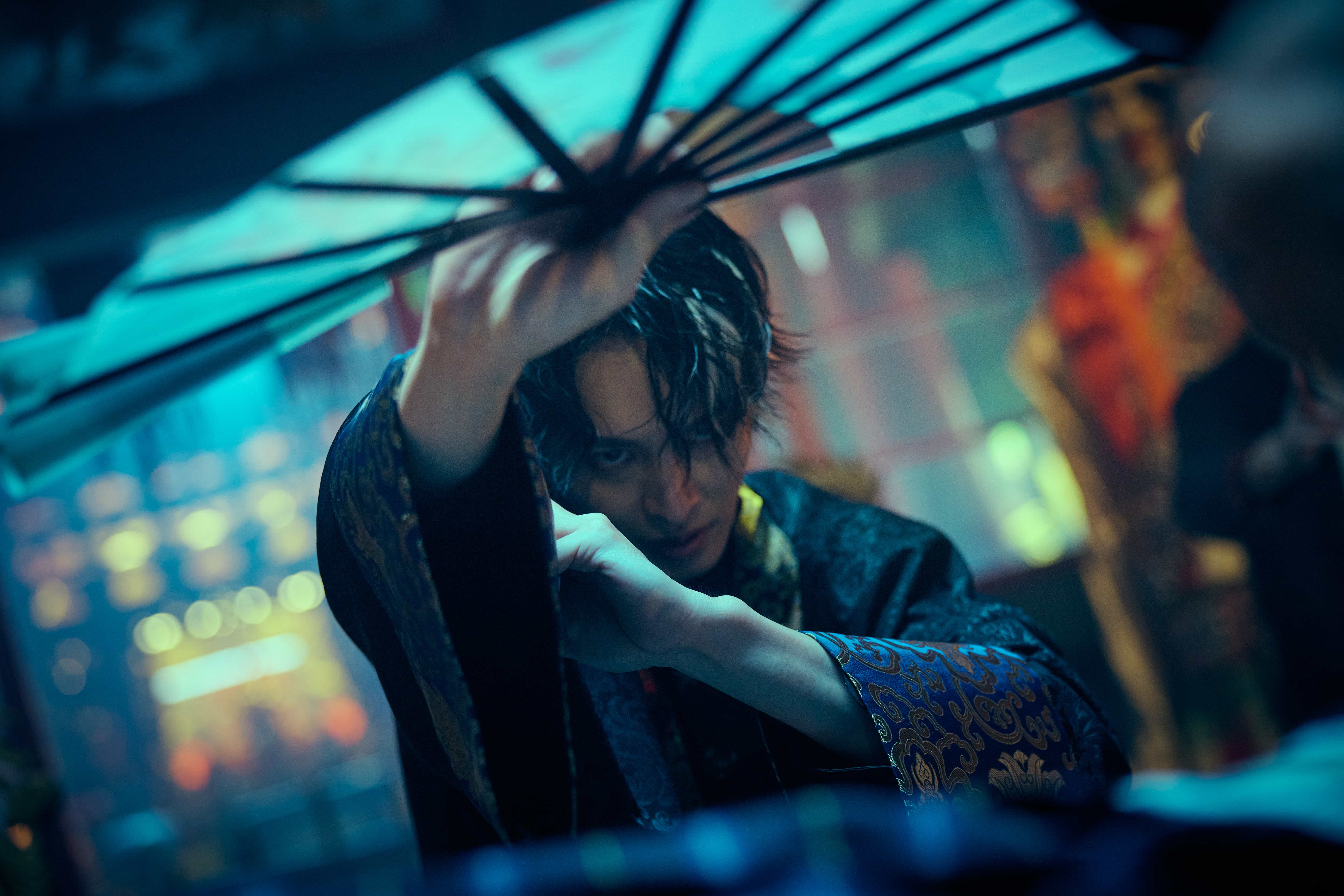 曹佑寧《祭弒》化身「何仙姑」乩身，華麗舞扇殺鬼。（威視提供）