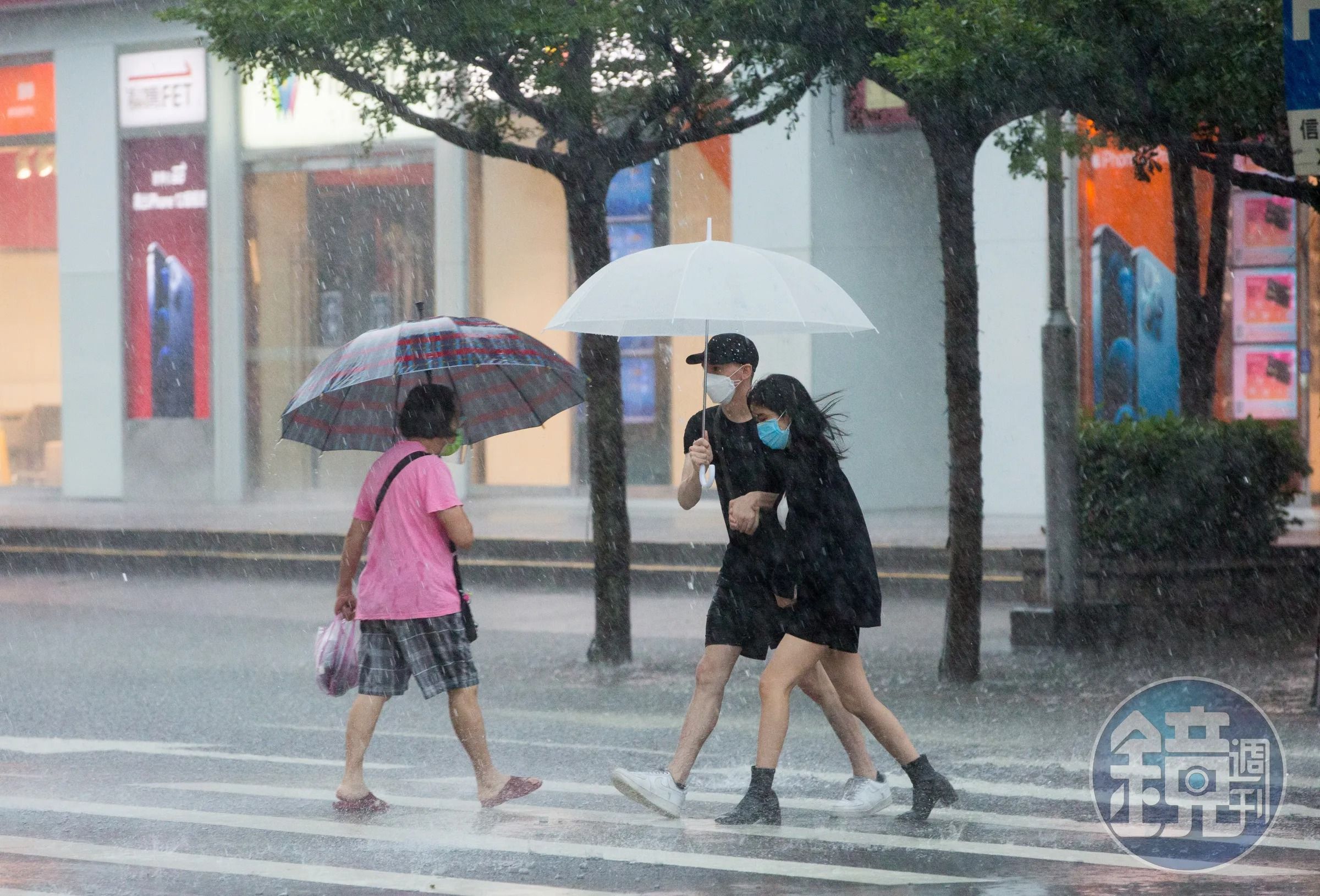 今天東北季風影響及水氣偏多,各地有局部短暫陣雨或雷雨。(示意圖,本刊資料照)