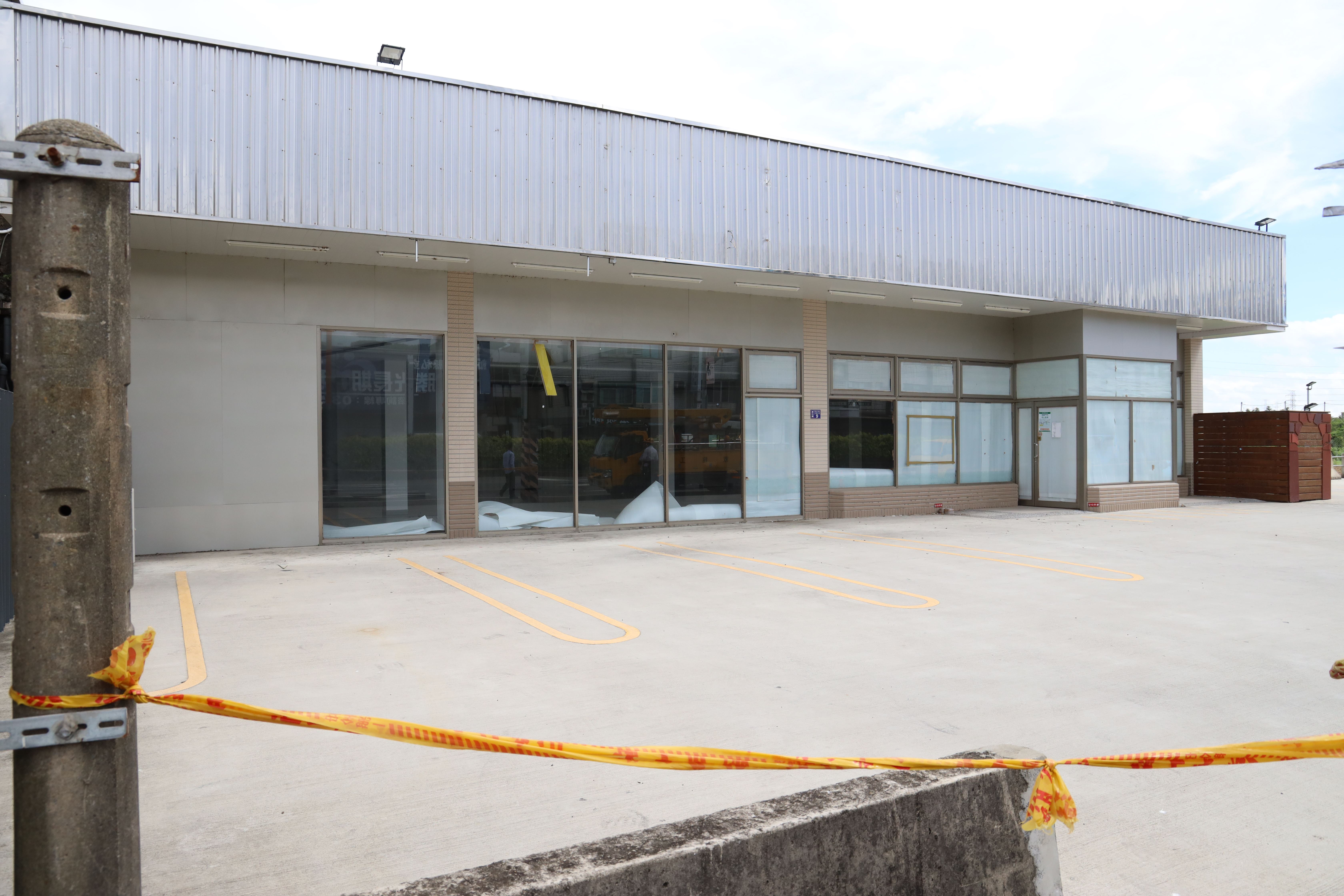 新竹縣府查處農地違章超商並開罰,陸續有業者結束營業並撤離。圖為2023年多次違規未改善遭強制斷水斷電的超商。(新竹縣政府提供)