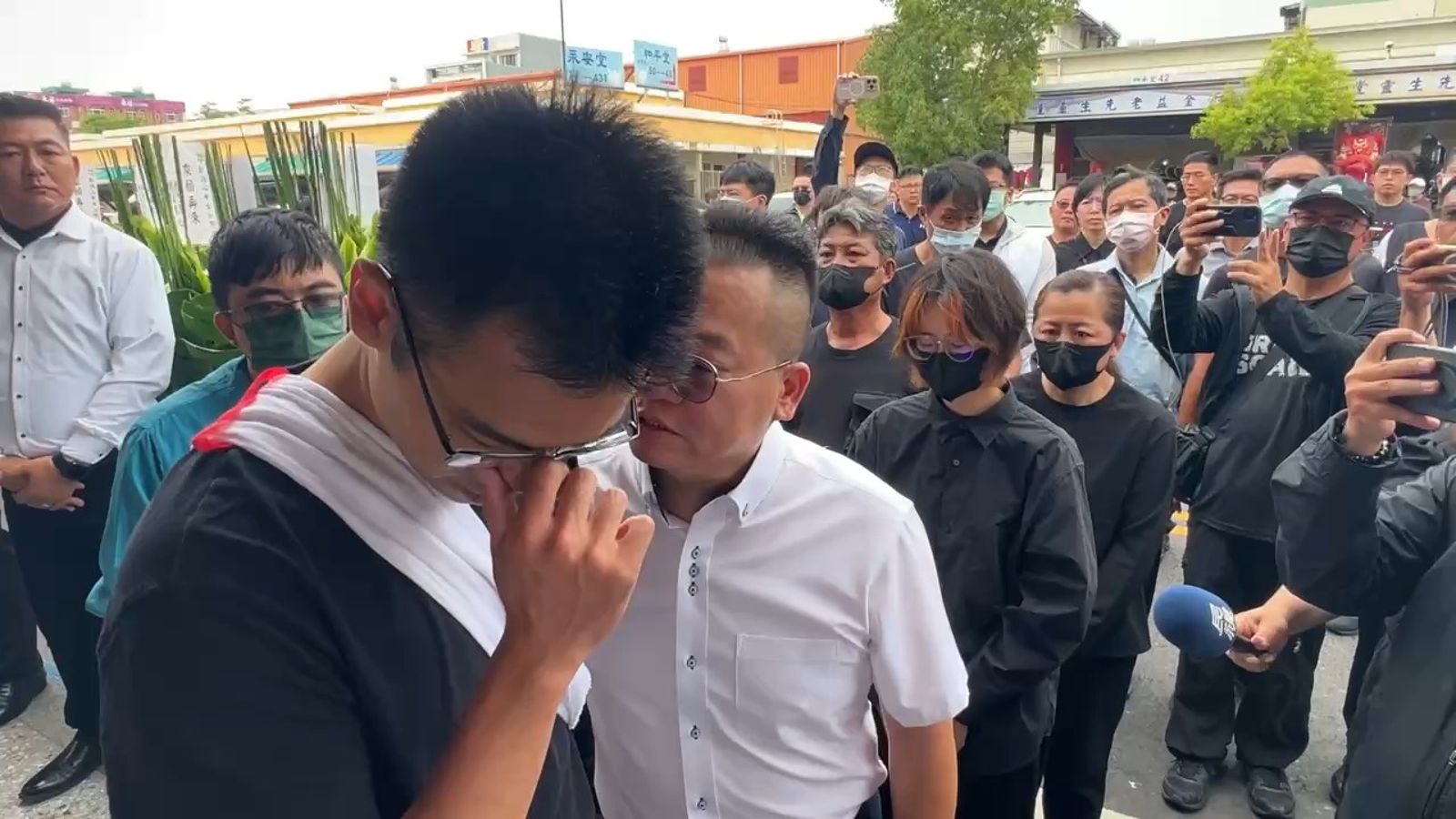 分局長廖水池溝通後，鄭詠心的哥哥雖仍面有難色，仍點頭同意讓戴女進場拈香。（鏡新聞）