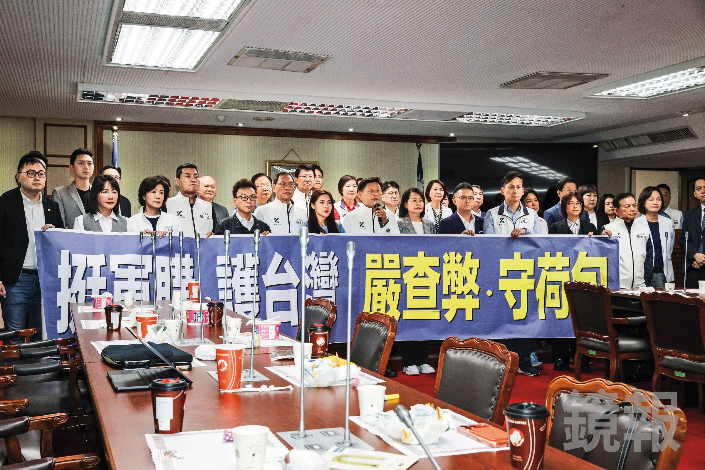 「國防特別預算條例草案」上週立院終於通過藍白的版本。國民黨自認找到完美平衡,既可看緊人民荷包、又可跟美國交代;既可宣稱自己挺國防,又可跟民進黨做對。(鏡報鄒保祥)