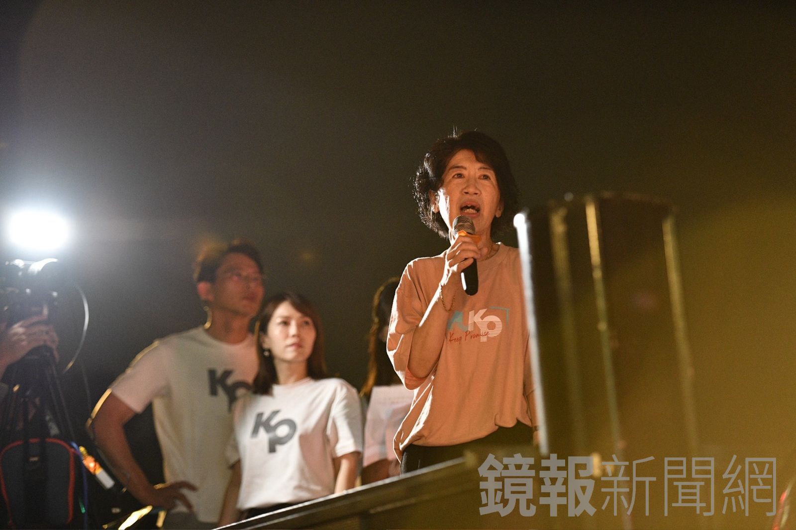 陳佩琪感謝支持者給他們力量，批司法體系荒謬不公。（鏡報李智為攝）