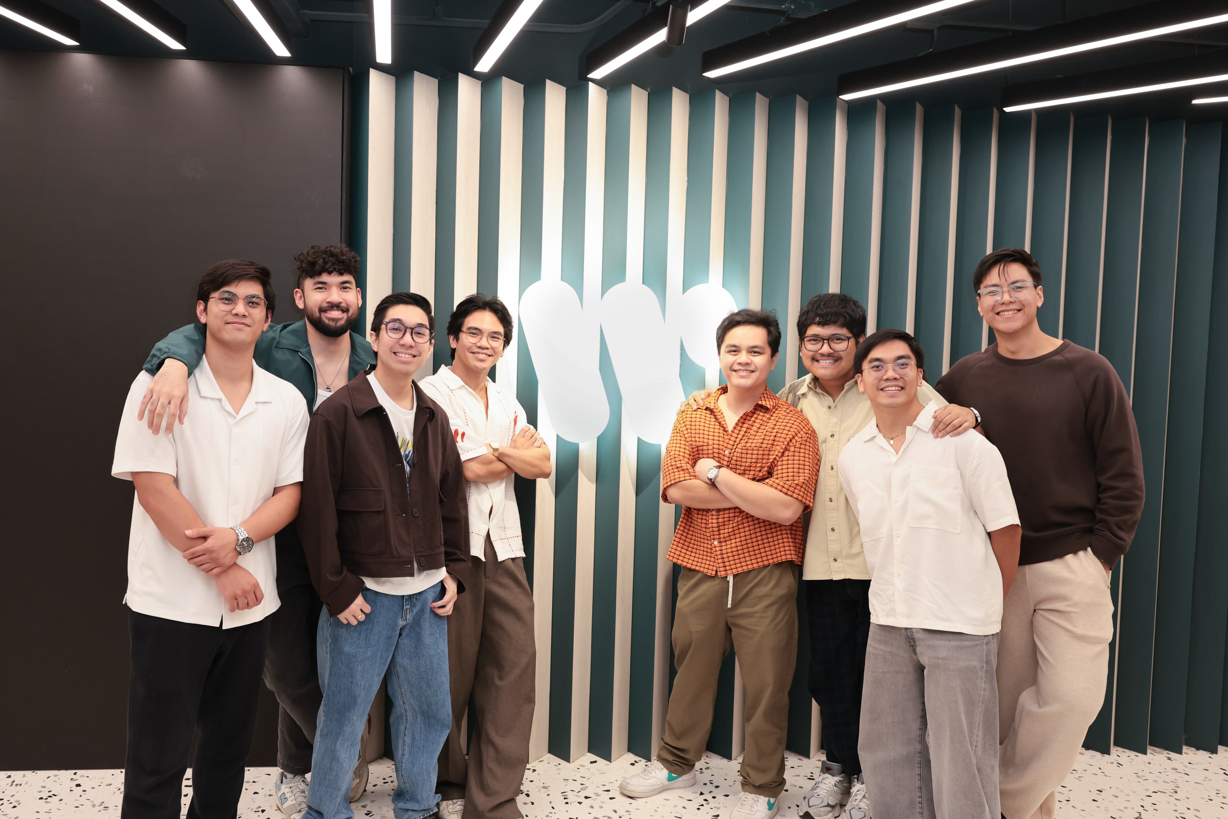 菲律賓樂團 Lola Amour 首度訪台開心享受台灣美食。（華納音樂提供）