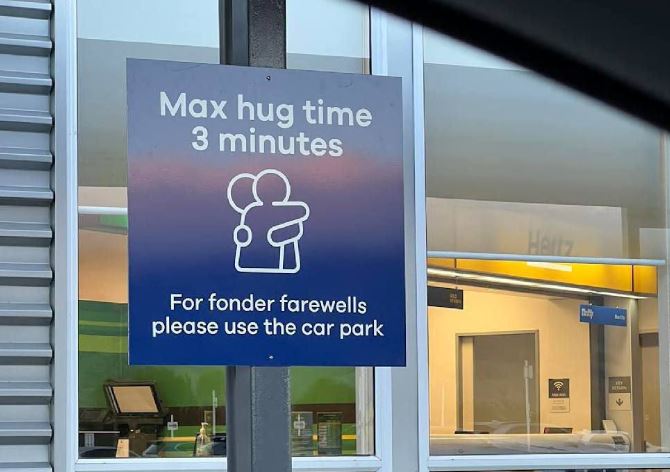 紐西蘭但尼丁機場有「擁抱時間」規定，引發熱議。（翻攝自X）