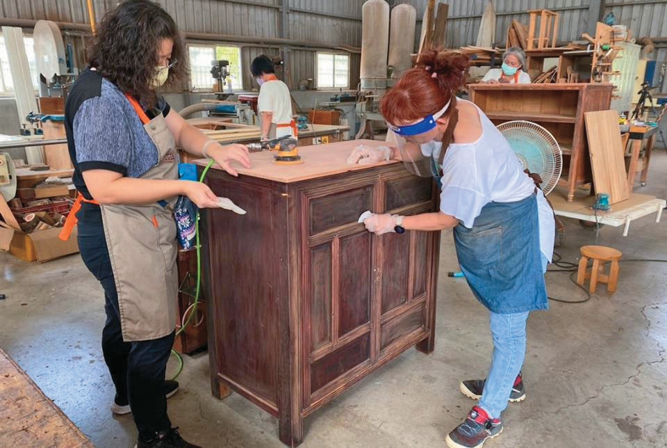 彰化夢想館集結喜愛木工的婦女組成「夢想木工隊」,製作木製家具送給彰化兒少安置機構。