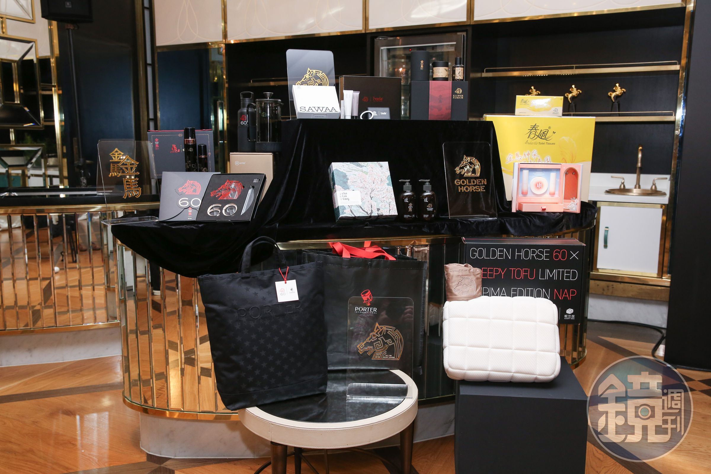今年金馬大禮箱包含食品、保健品、居家及育樂用品等35個品項,總價值近10萬元。
