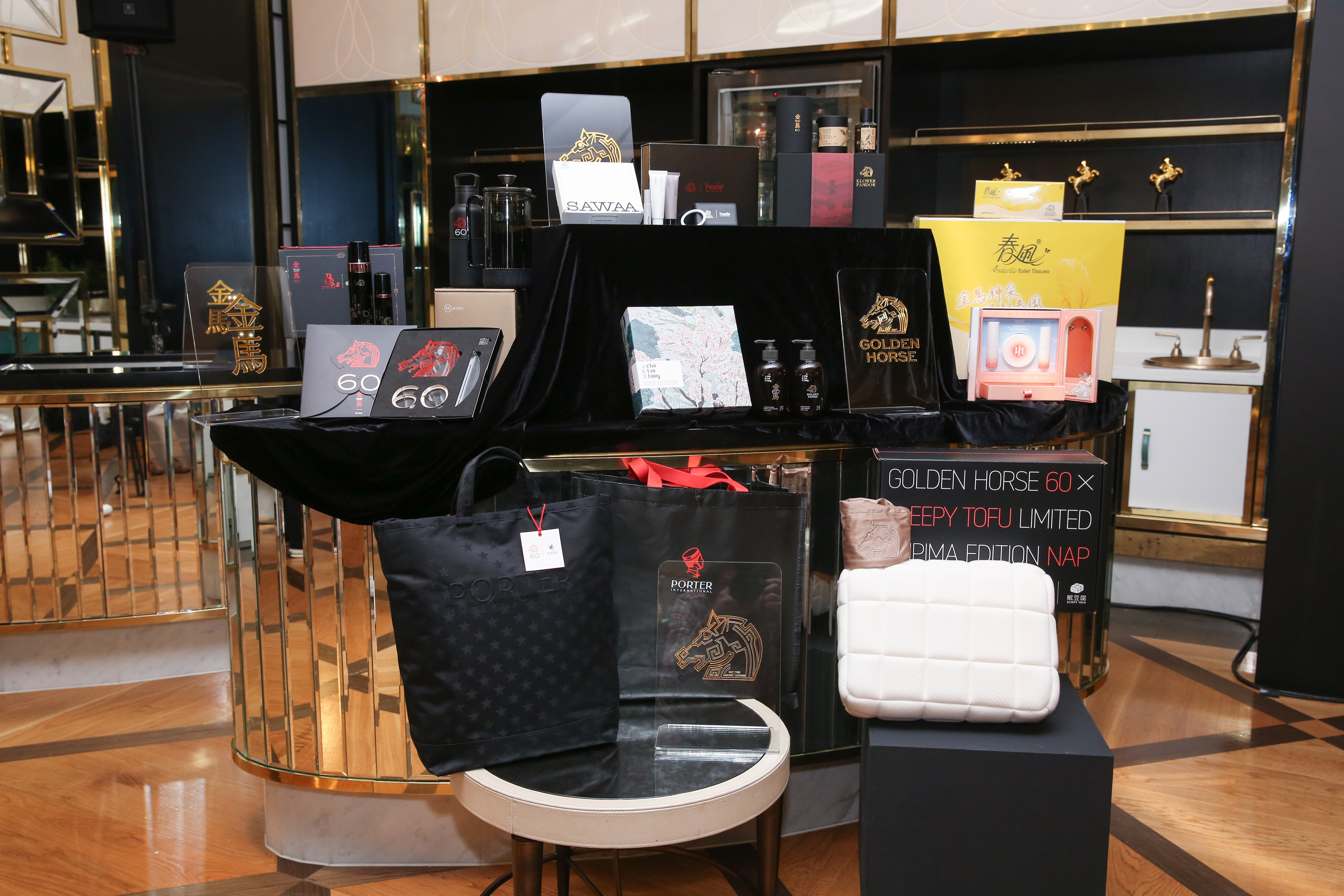 今年金馬大禮箱包含食品、保健品、居家及育樂用品等35個品項,總價值近10萬元。