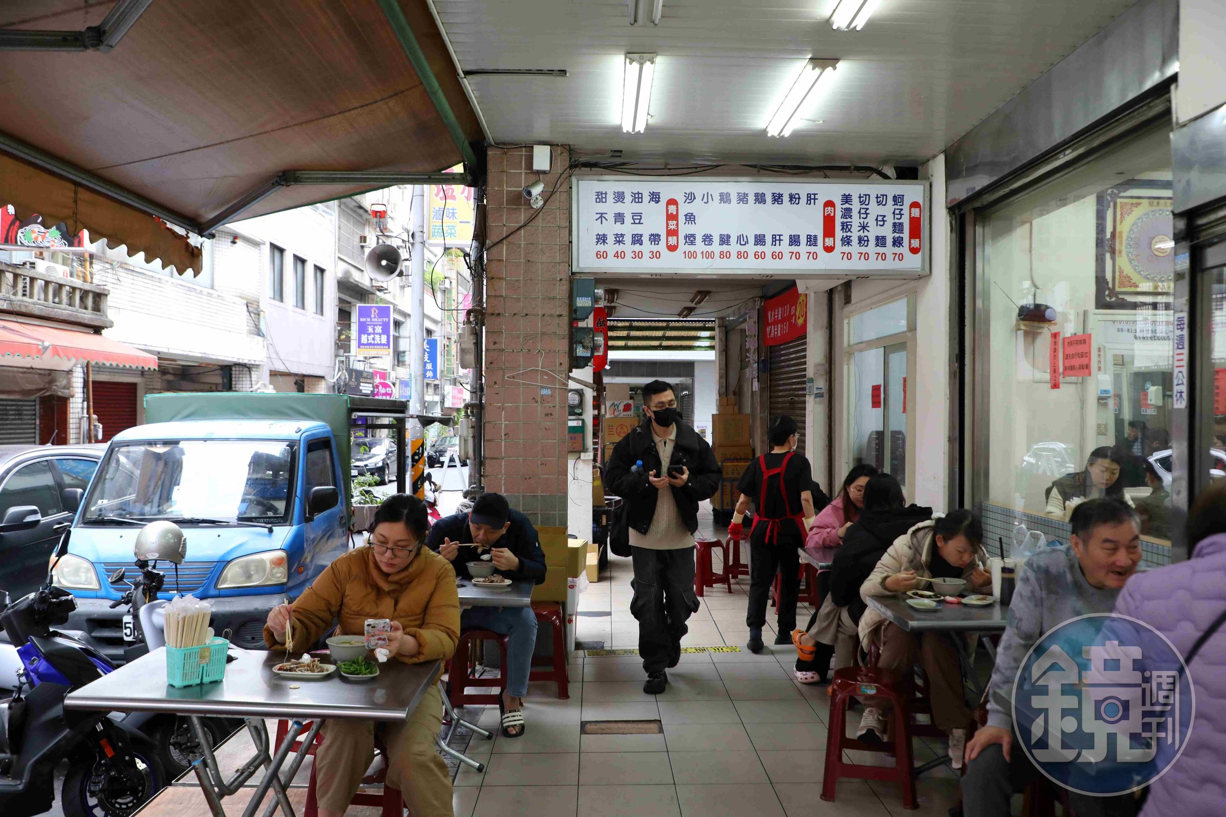 客人在騎樓下隨意一坐，就可享受一頓庶民小吃。