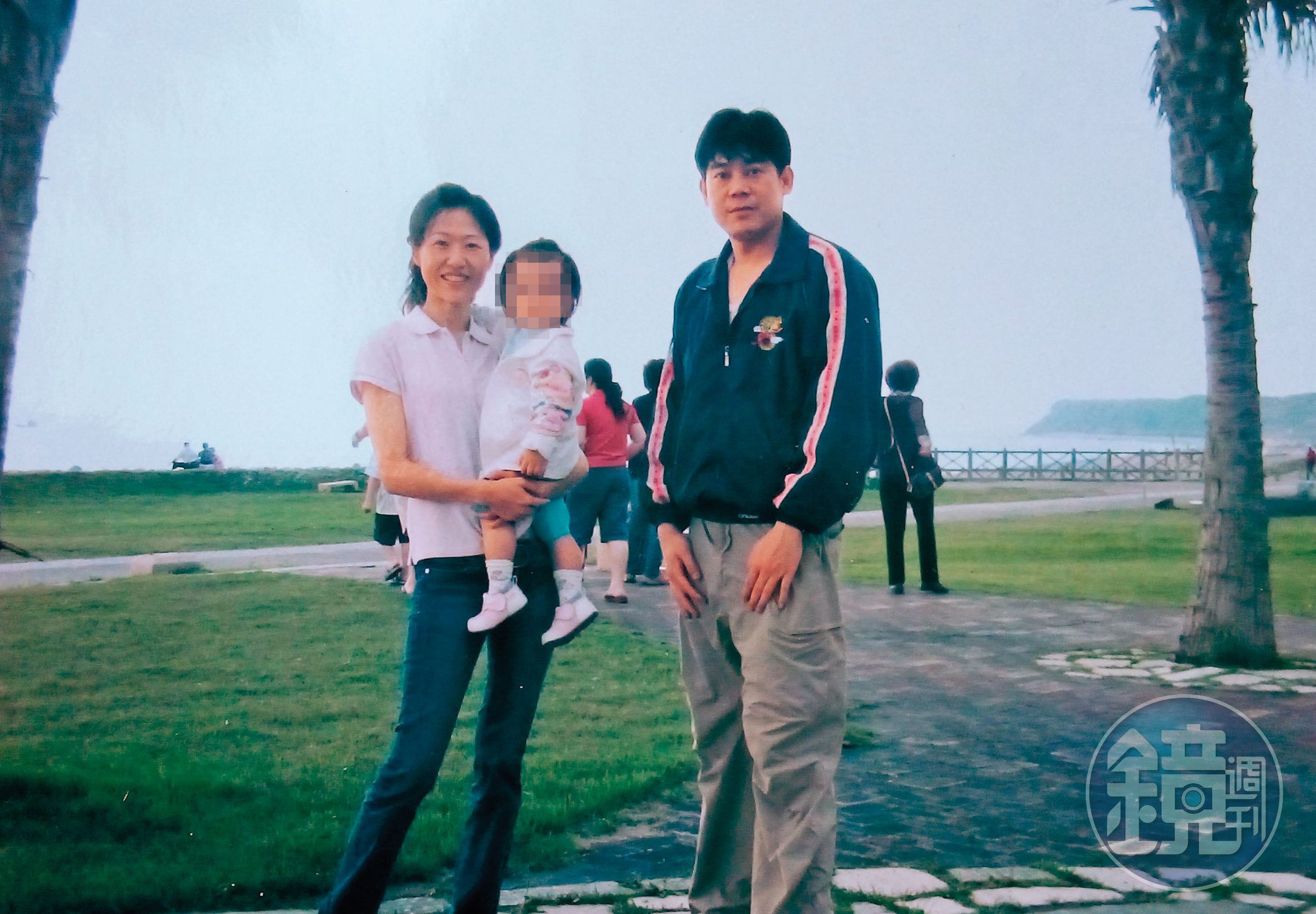 楊薏霖(左)外遇飛官黃正男(右)生下私生女(中)後,與丈夫離婚。(讀者提供)