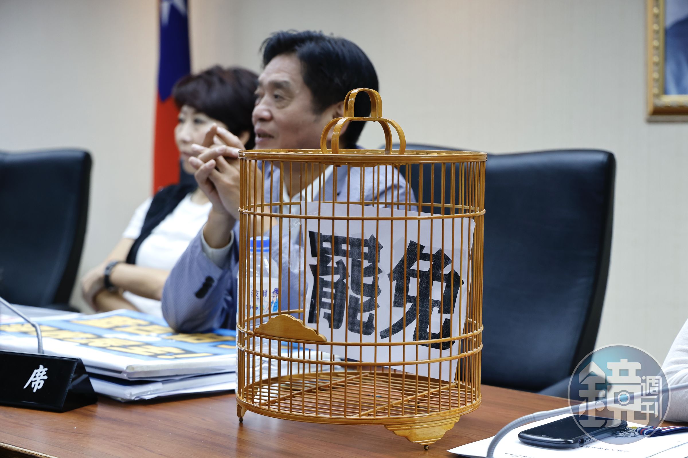 民進黨痛斥此次審議的《公職人員選舉罷免法》是「鳥籠罷免」,還帶了鳥籠來應景。