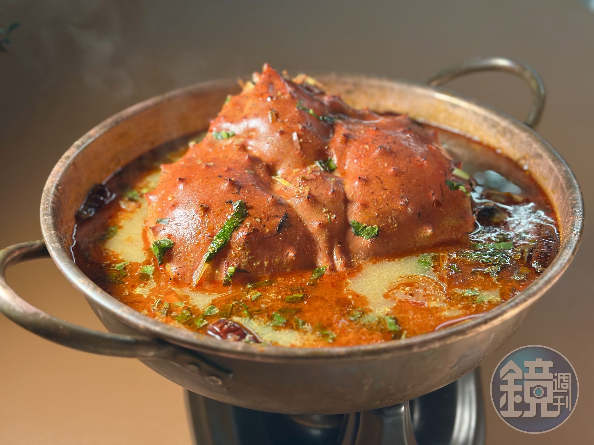 「經典酸辣帝王蟹湯」夠酸夠辣，鮮香開胃，吃得到蟹身的肉與干貝。