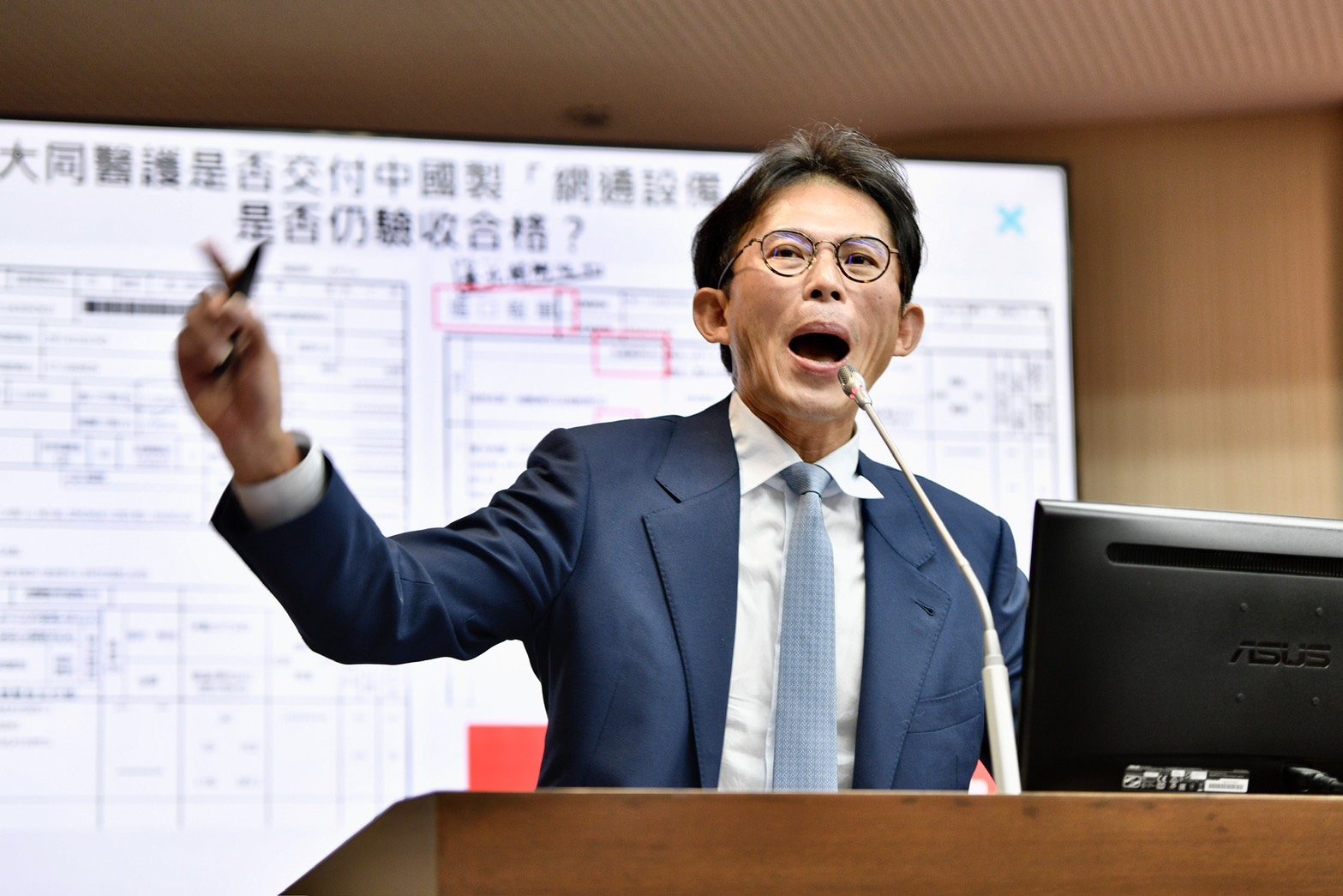 黃國昌（圖）影射洪奇昌施壓資安院院長，洪奇昌發聲反擊。（鏡報李智為攝）