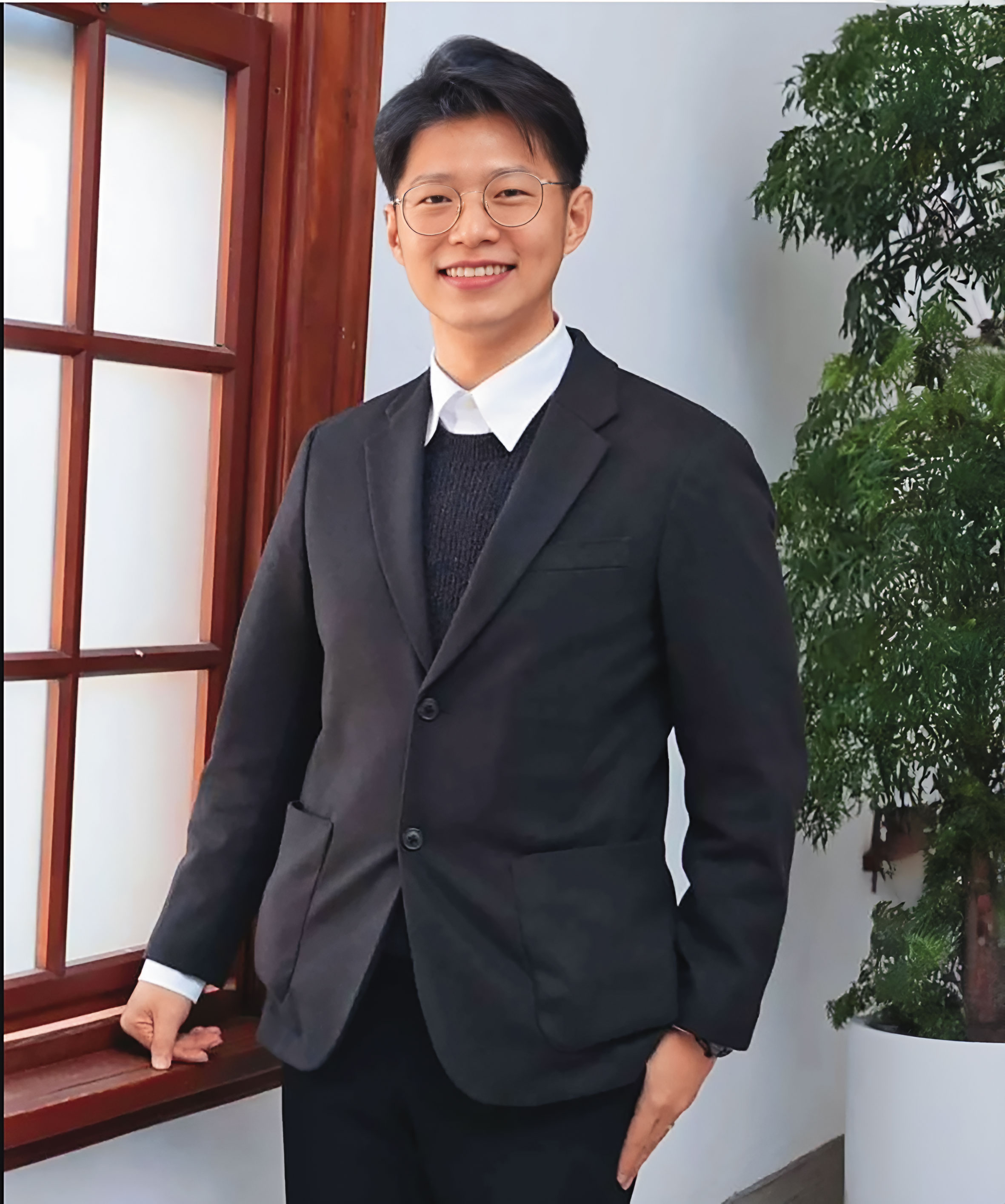 謝泊泓曾是柯文哲愛將,2023年遭本刊踢爆婚外情,但同樣在黃國昌任內升為副祕書長。(翻攝新竹市政府官網)