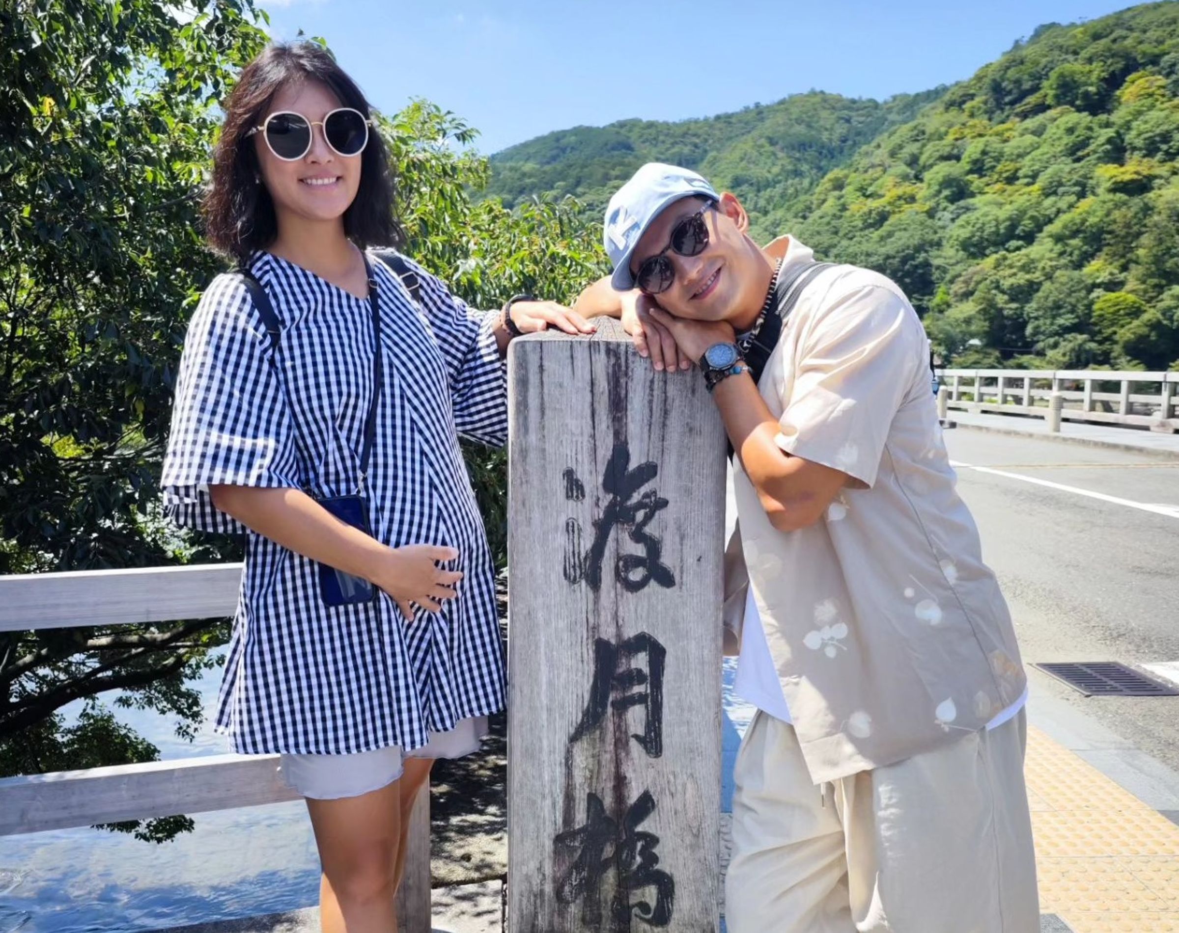 卓君澤預產期倒數,還陪老公威廉到京都出外景。(翻攝自威廉臉書)