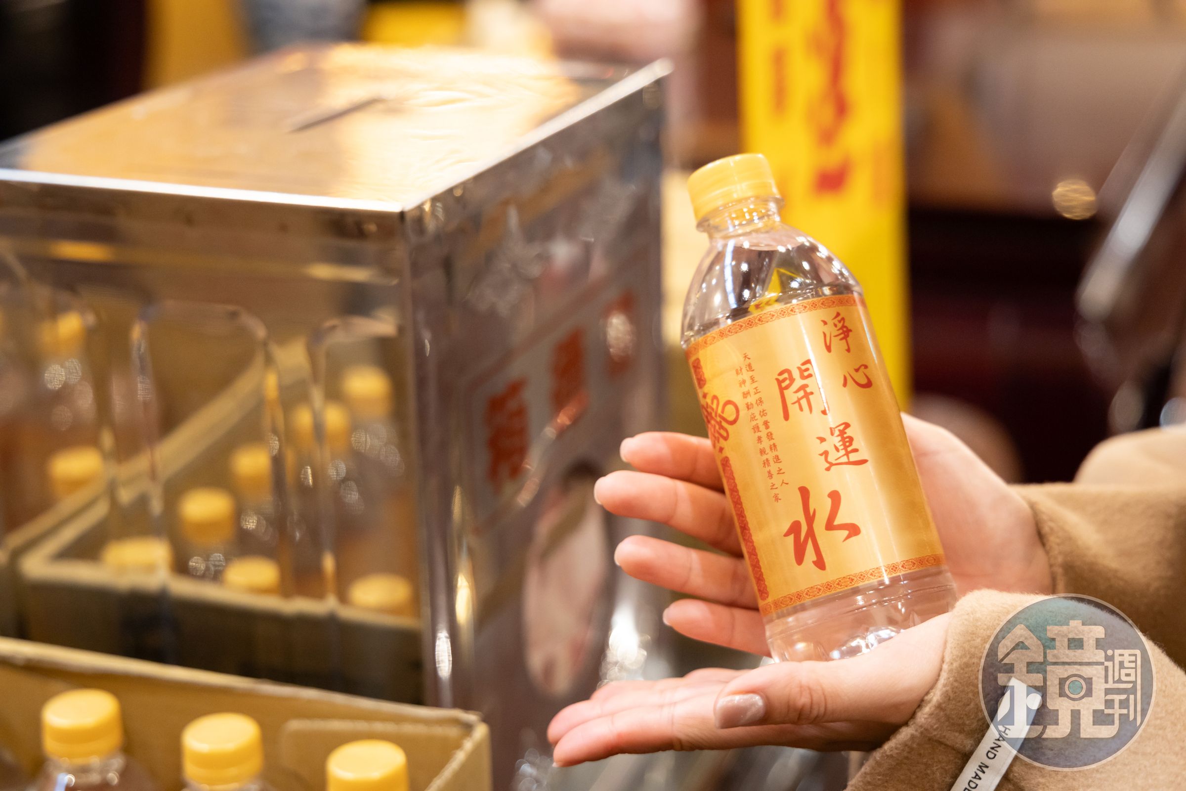 廟方提供「淨心開運水」供信徒飲用。