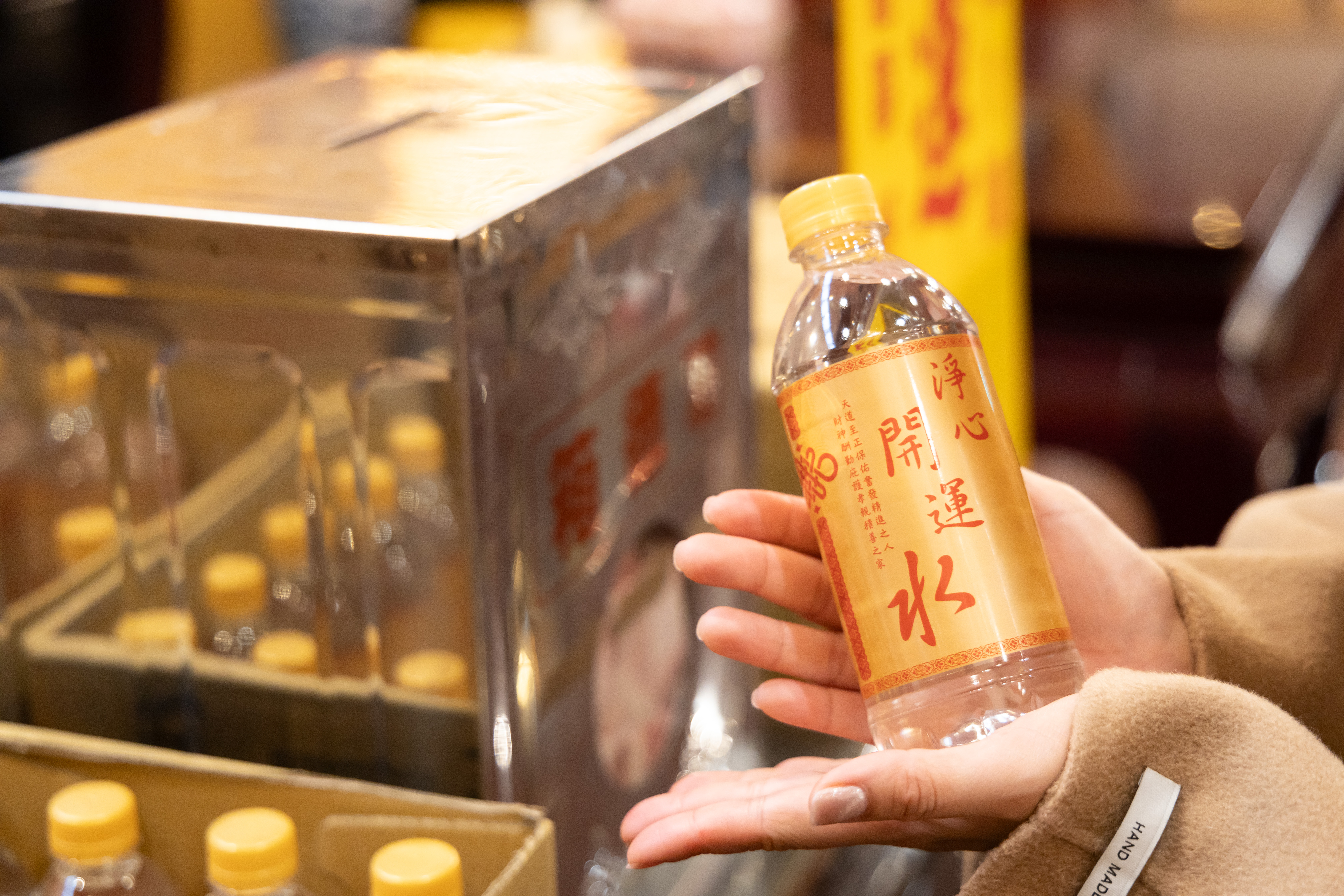 廟方提供「淨心開運水」供信徒飲用。