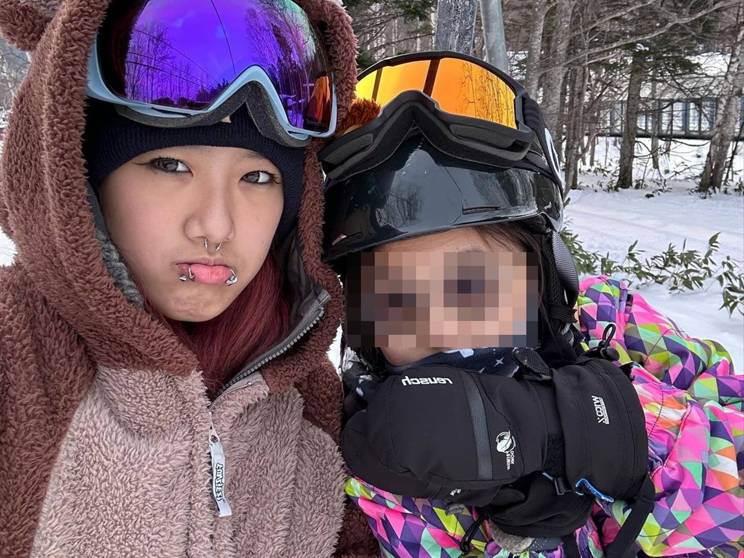 梧桐妹和賈靜雯到日本滑雪，臉上又被發現多了幾個洞。（翻攝自梧桐妹IG）
