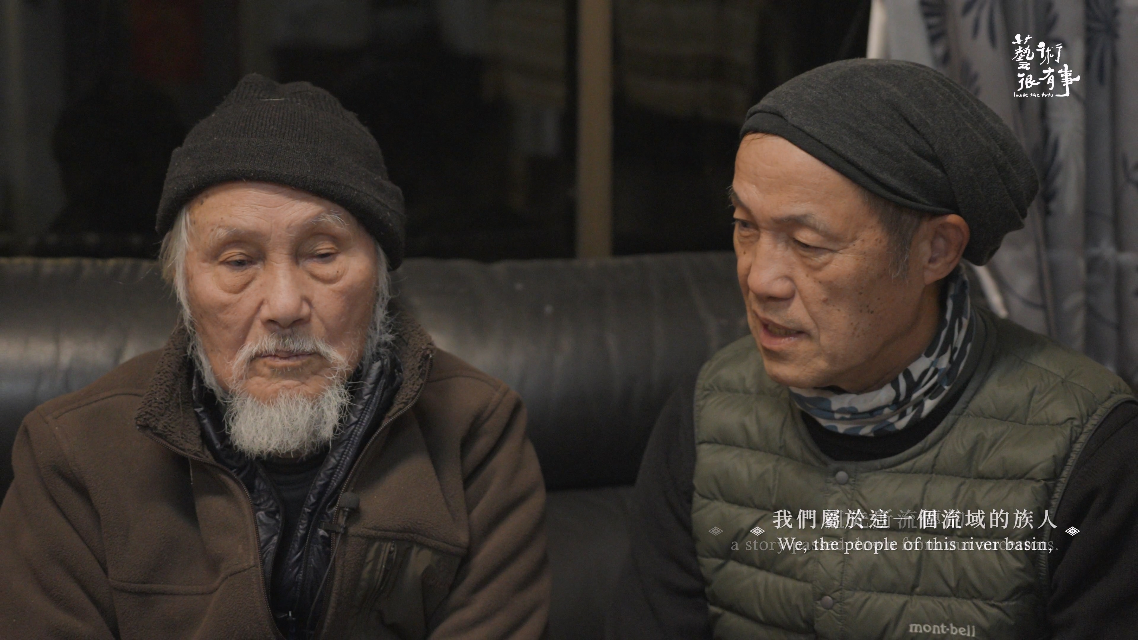 林明福（左）聆聽兒子達少·瓦旦（右）吟唱祖先遷徙至大嵙崁流域溪口部落的古調時，不禁眼眶泛紅。（公視提供）