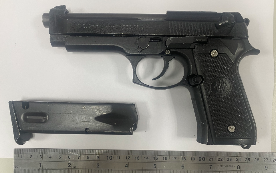 警方在男子車上及住家起出槍枝。（翻攝畫面）