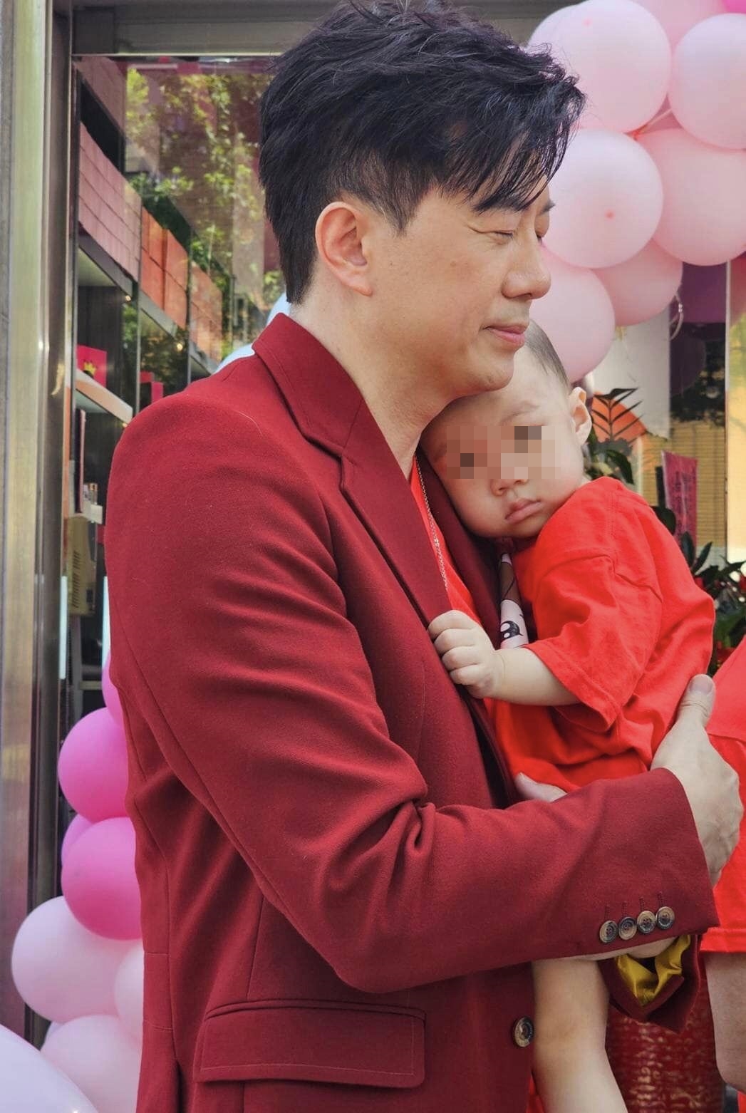 吳皓昇有女萬事足。(翻攝自臉書)