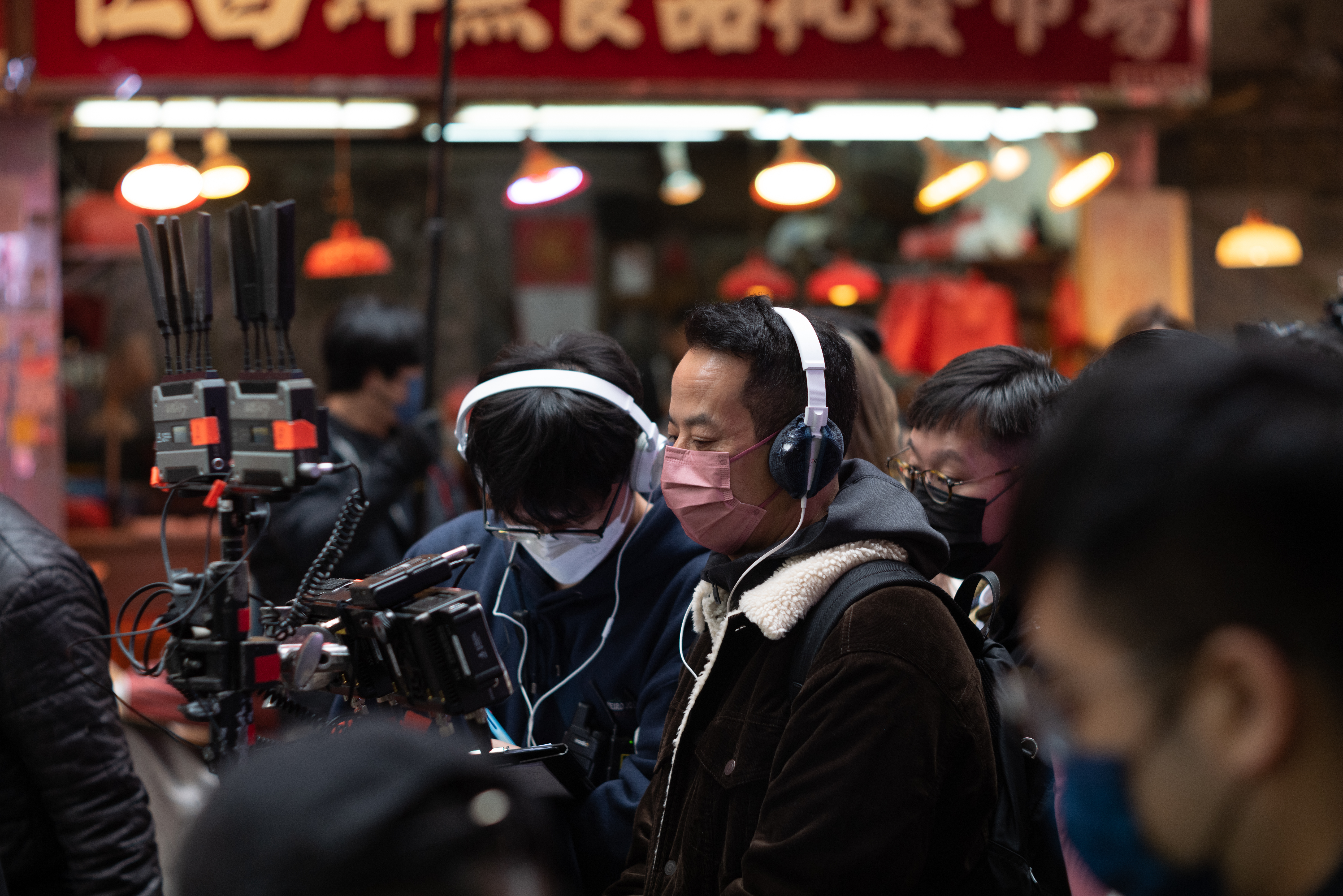 楊曜愷（中）表示，香港劇組人員有盡早收工的共識，必要時會配合導演要求、調整工作時程。（前景娛樂提供）