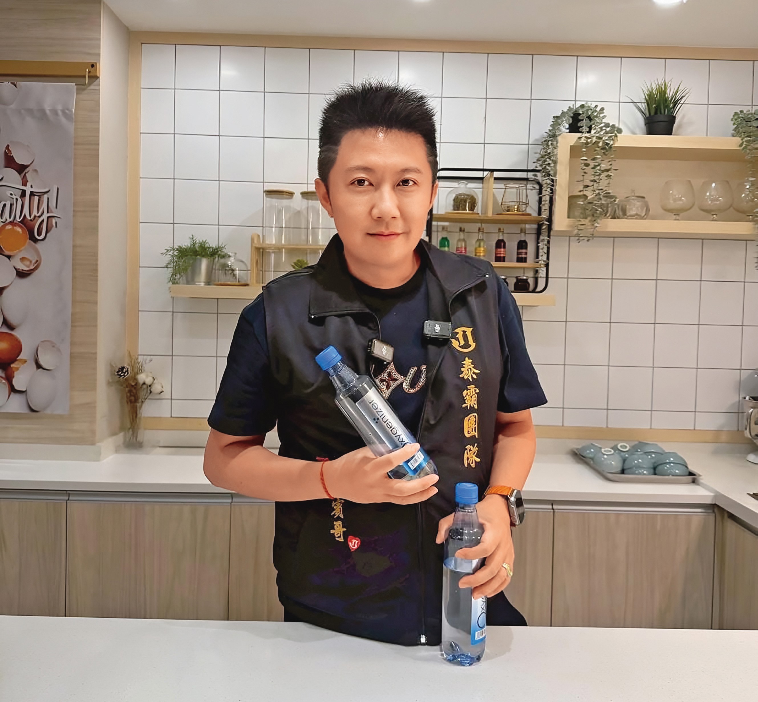 賓賓哥近來爭議不斷，再度被爆料隱瞞已婚，身邊卻有紅粉知己，更被檢舉逃漏稅。（翻攝自江建樺臉書）